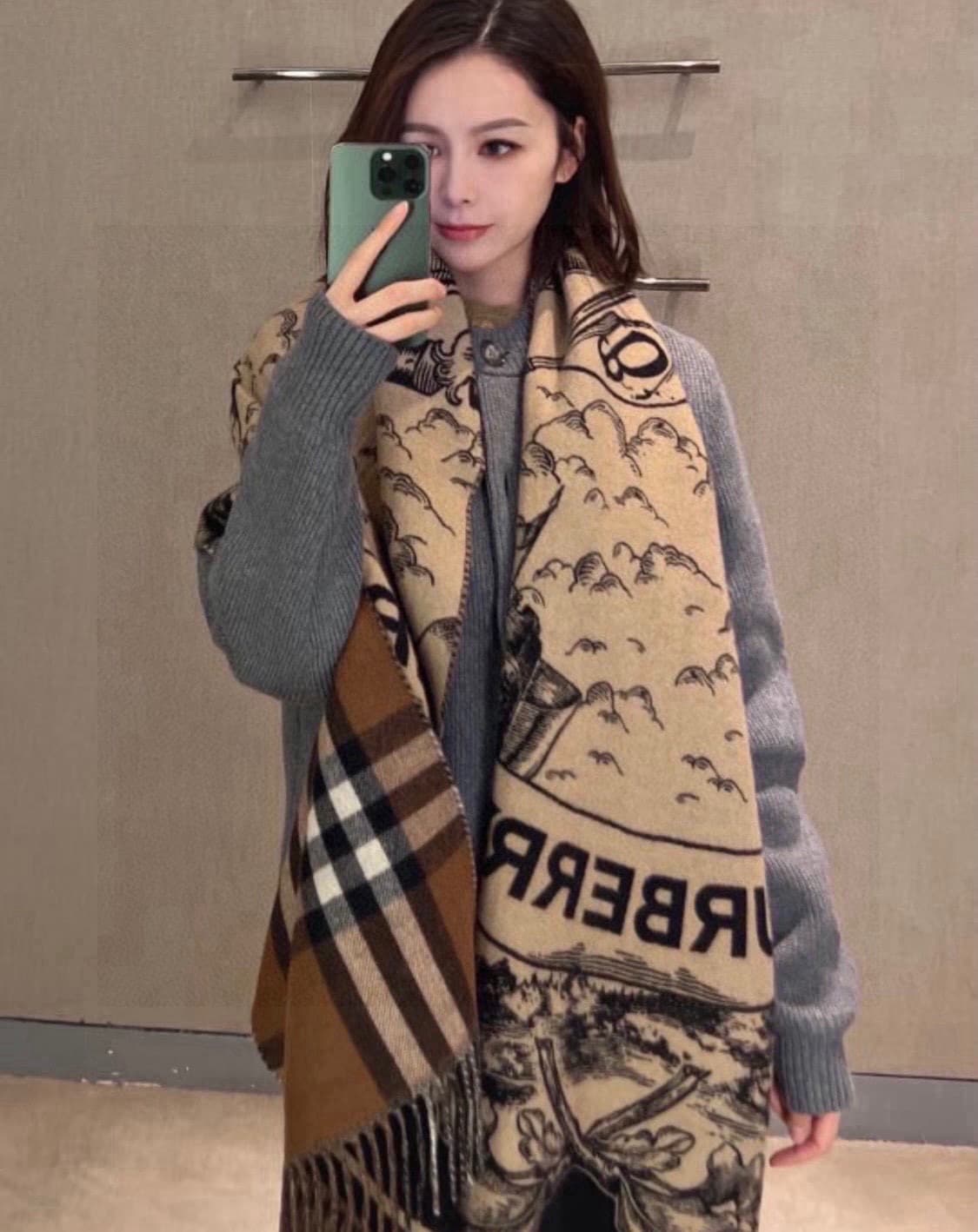 C30647 💰Burberry’s masterpiece🔥· The classic double-sided weave cashmere scarf👍 is exactly equivalent to 2 scarves‼️ It is one of Riccardo Tisci’s favorite designs. This new model is very popular at the stores; it’s extremely thick and warm‼️ The weaving — image 1