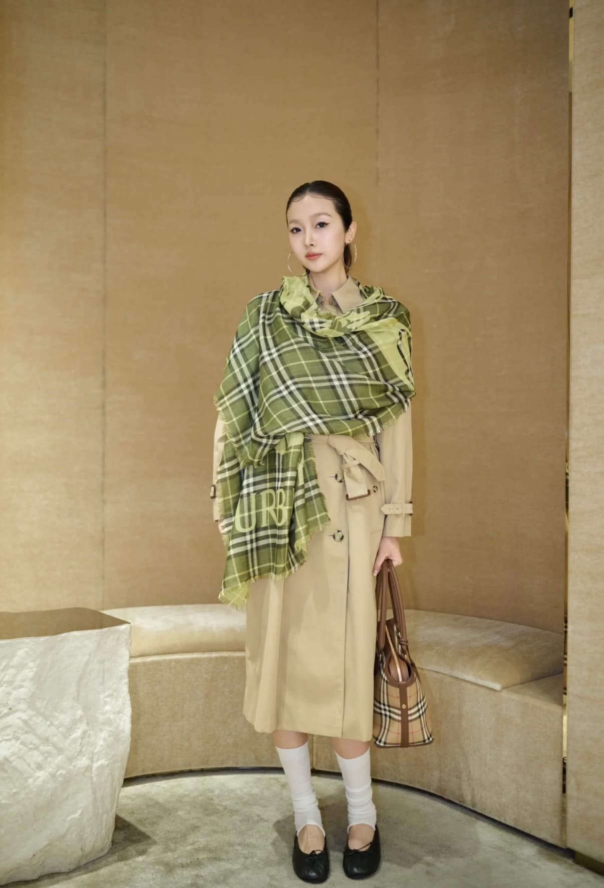 C30635 The latest version of Renmin Tong model𝐁𝐔𝐑𝐁𝐄𝐑𝐑𝐘 – a thin wool-silk scarf🧣 The classic check pattern will remain timeless❤️ This is a Burberry classic riding knight check pattern wool-silk blend scarf. It enhances one’s style when worn. The official — image 1