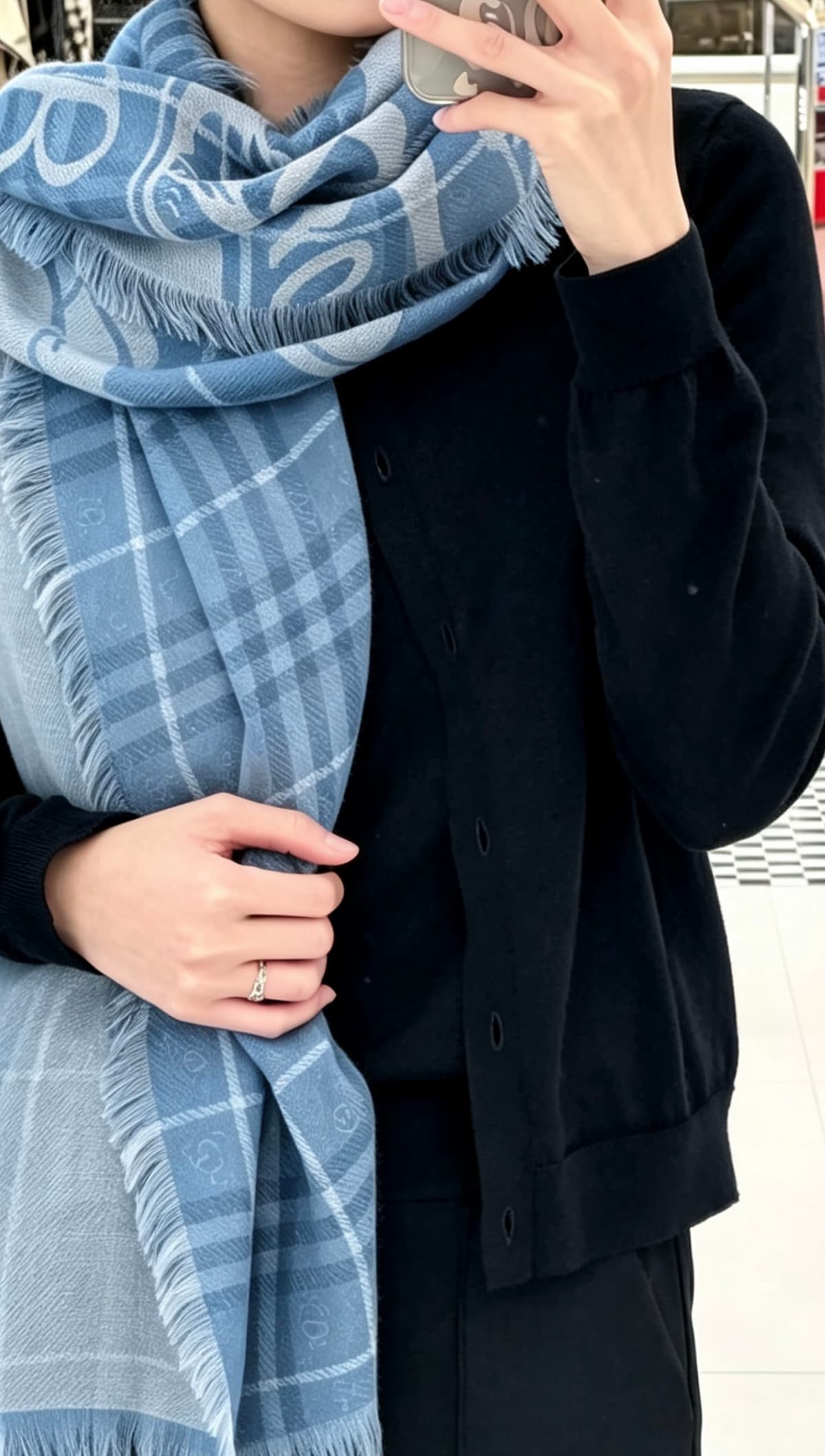 C30633 The latest version of Renmin Tong model𝐁𝐔𝐑𝐁𝐄𝐑𝐑𝐘 – a thin wool-silk scarf🧣. The classic check pattern will remain timeless❤️. It’s a Burberry classic equestrian check wool-silk blend scarf. It enhances one’s appearance greatly. The official website