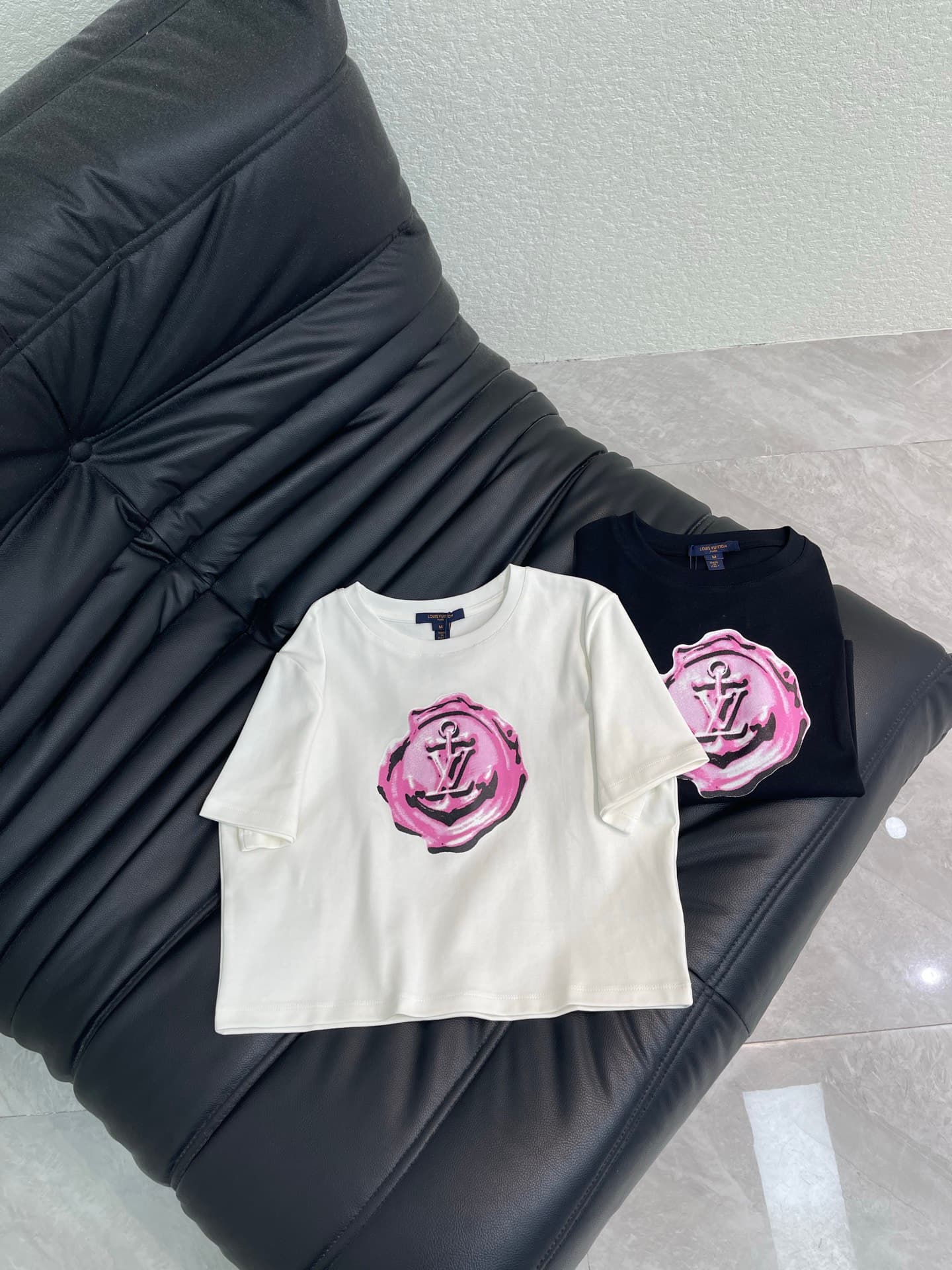 C18450 Louis Vuitto*26 Spring/Summer new model 💕 Pink stamp short-sleeve T-shirt! Custom-made, 100% cotton material – breathable and comfortable with a premium feel. Pink stamp + anchor pattern – fun and unique. Perfect for everyday wear or street-style o — image 1