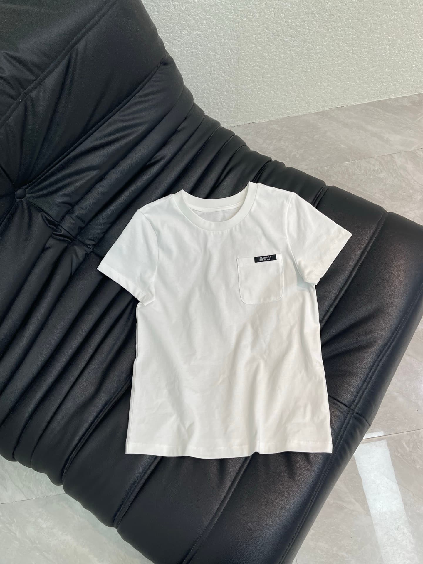 C18433 PRAD*26 Spring/Summer new white pocket short-sleeve T-shirt. Made of pure cotton, it’s soft and comfortable to the skin, with excellent breathability – perfect for wearing in summer! Small pocket on the chest and brand logo on the fabric – every de — image 1