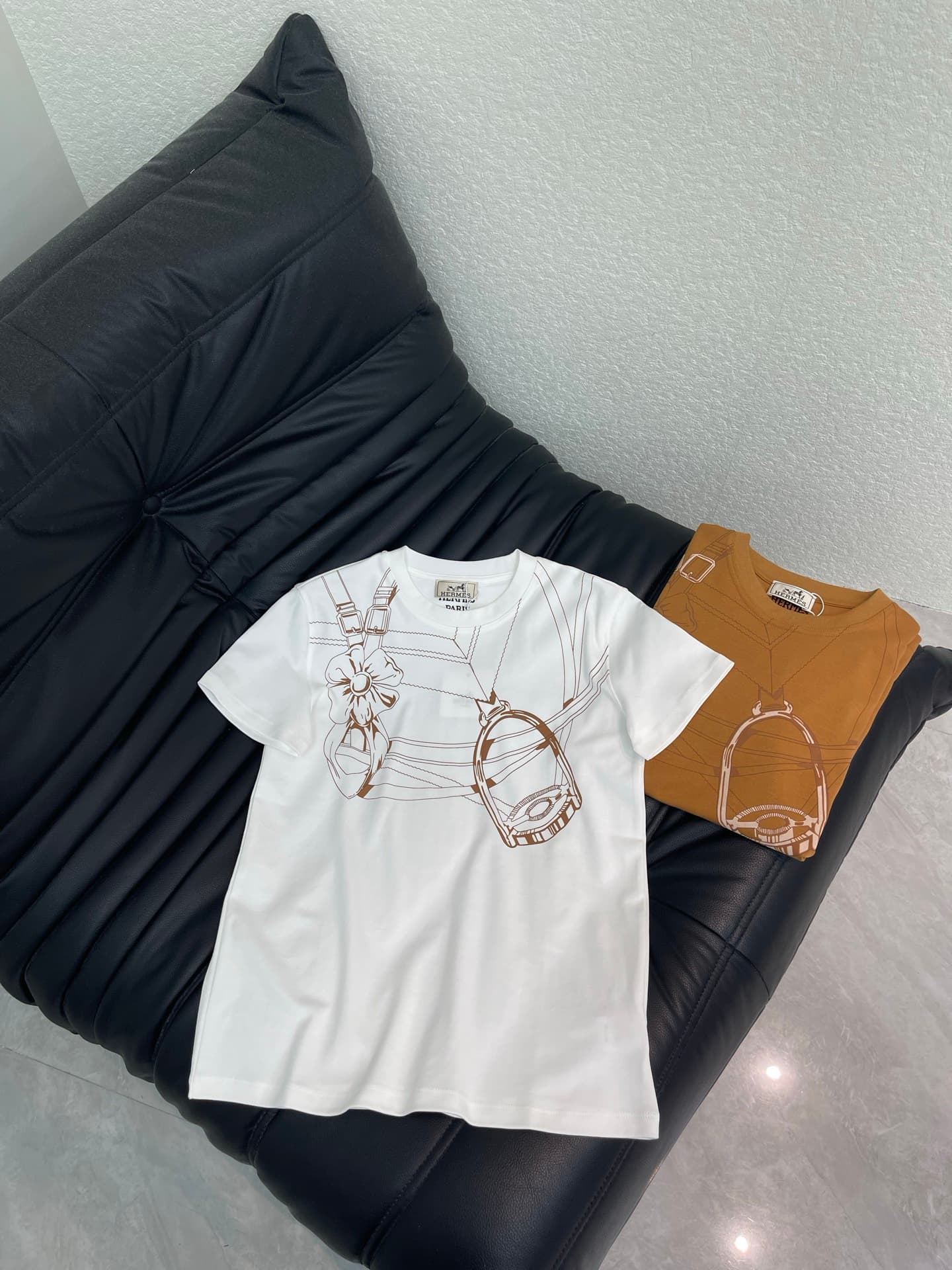 C18597 Herme*26 Spring/Summer new model💕 Geometric pattern printed short-sleeve T-shirt! Custom-made with pure cotton material – delicate texture, comfortable and breathable. Abstract lines on the chest + metallic button patterns reflect the brand’s style — image 1