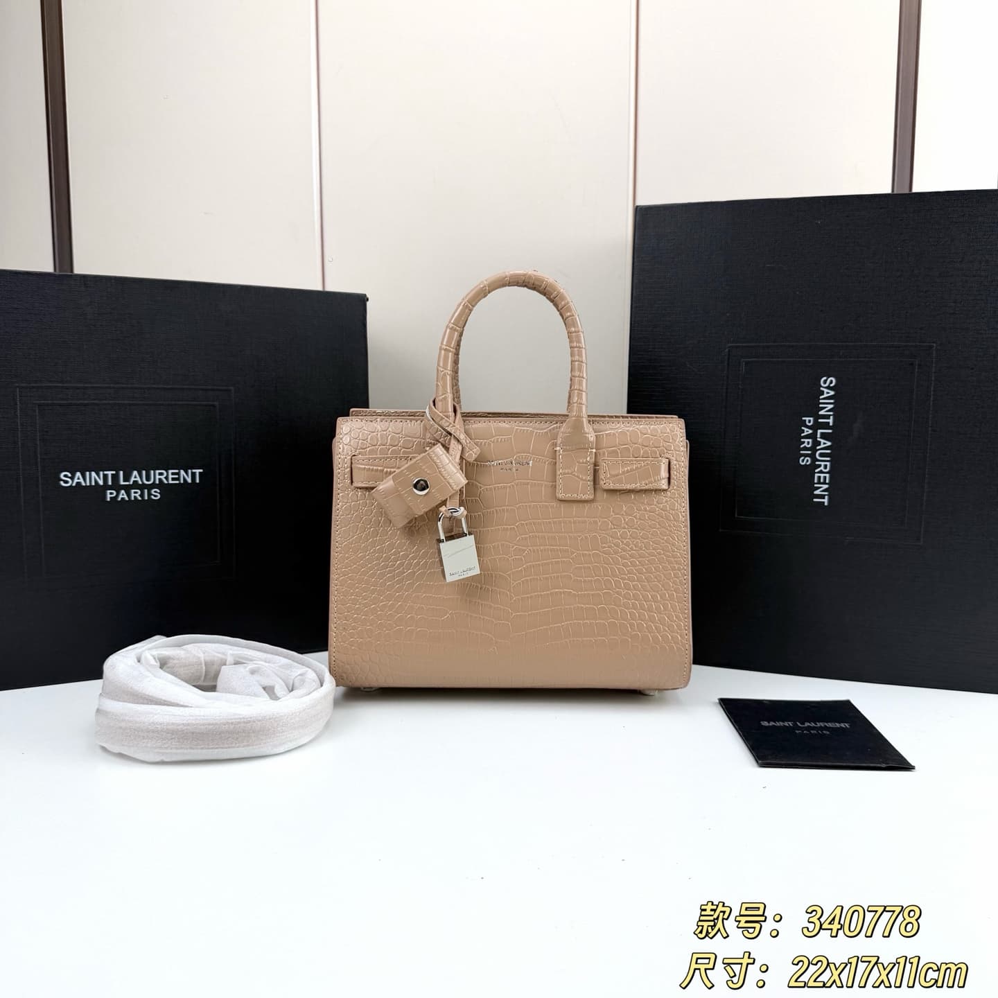 C8541 Iconic SAC DE JOUR handbag style. — image 1