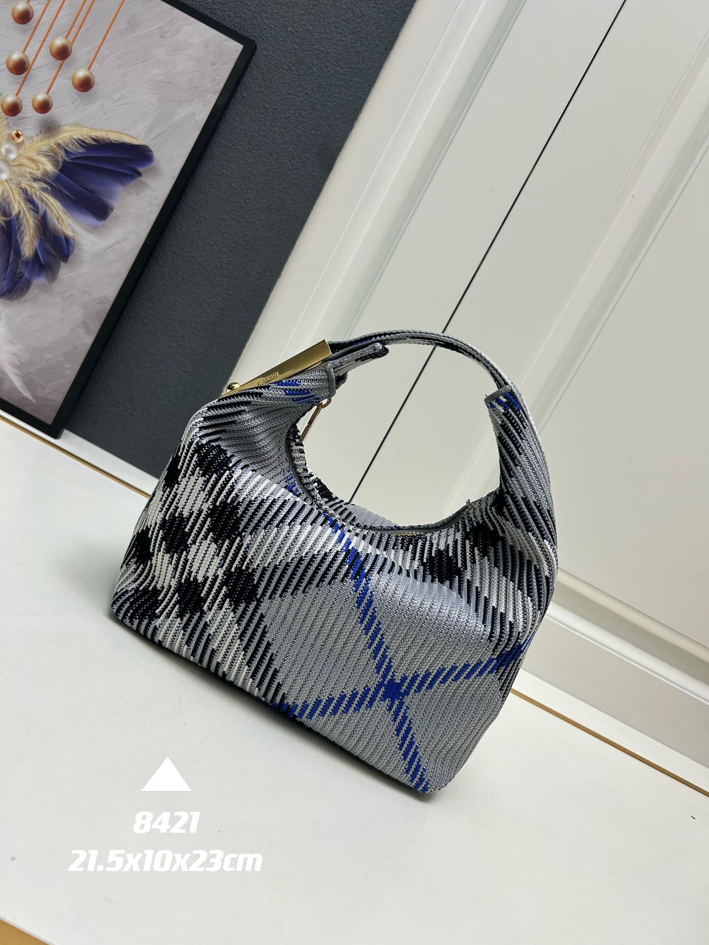 C40 ¥ Burberry’s latest lunchbox bags — image 1