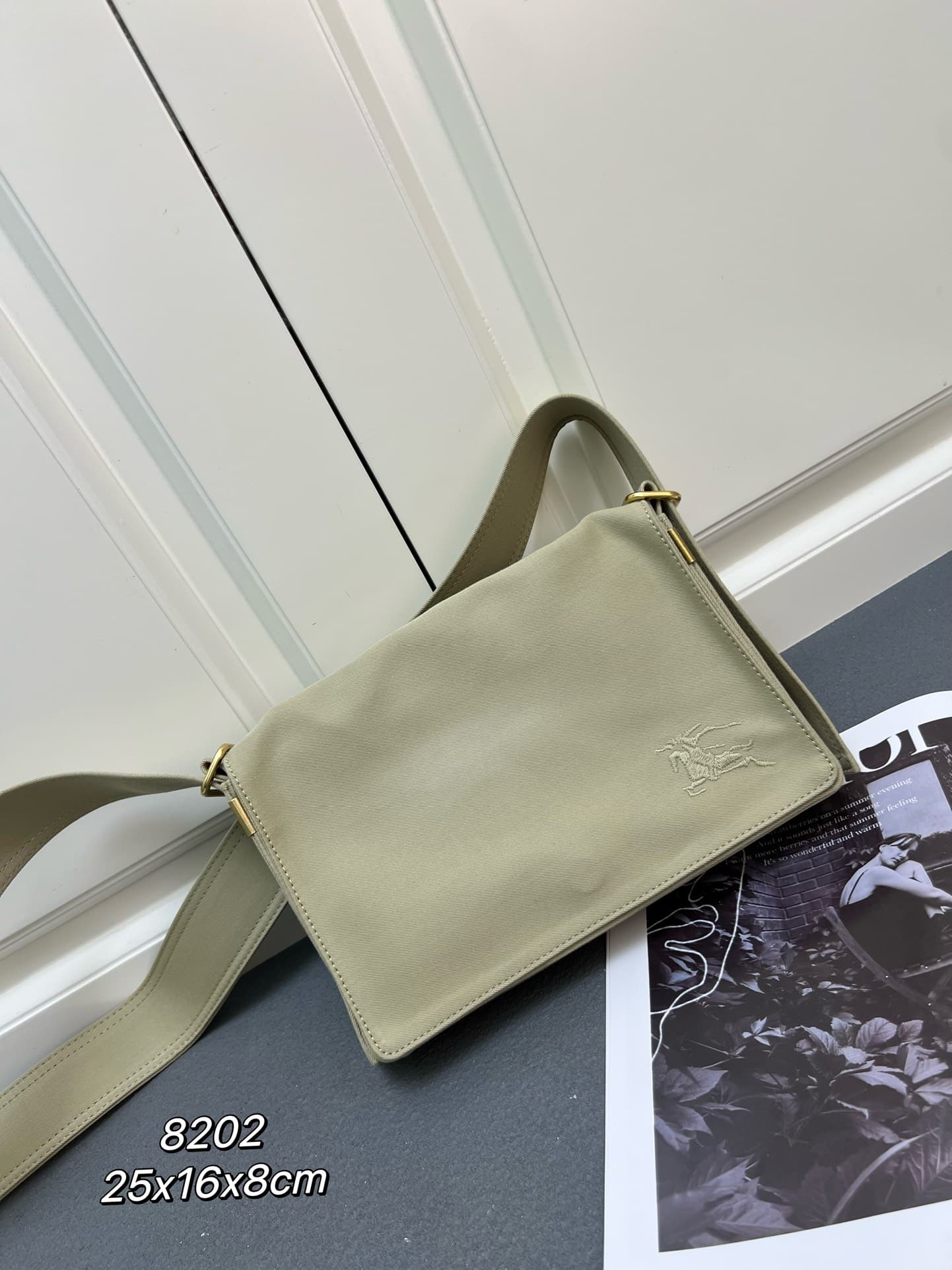 C30 ¥ 【B家】Burberry's latest tote bag, gender-neutral adjustable shoulder straps, open design, B-shaped clasp side shoulder straps, 2 with external flap pockets, zipper inner pockets and insert pockets, glossy metal accessories — image 1