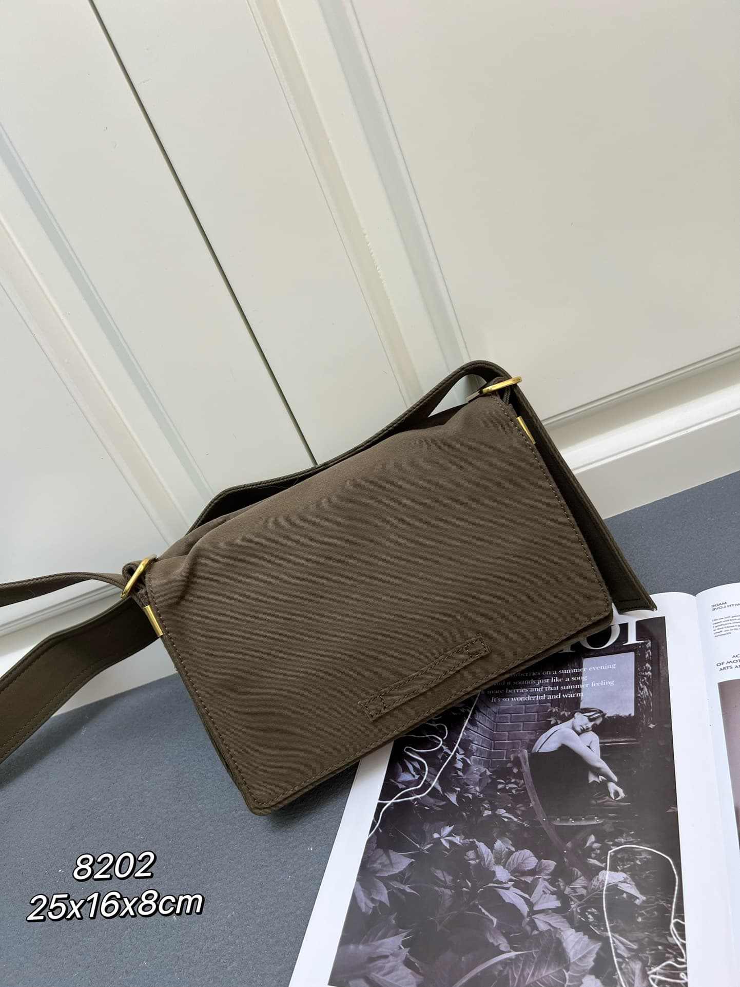 C29 ¥ 【B家】Burberry's latest tote bag, gender-neutral adjustable shoulder straps
Open-front design with B-shaped clasp side shoulder straps
2 external flip-lock pockets, zipper inner pockets and insert pockets
Glossy metal accessories — image 1