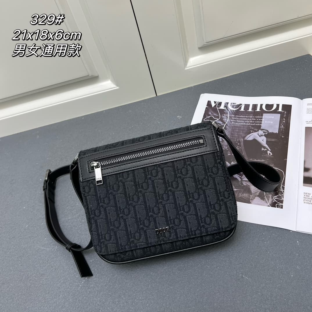 C1776 The Dior top-tier original men’s bag, the Messenger bag, is a new item in the 2024 autumn men’s fashion collection. It features a flip cover, showcasing a practical and classic design. The Dior Gravity print on the leather is delicately presented us — image 1