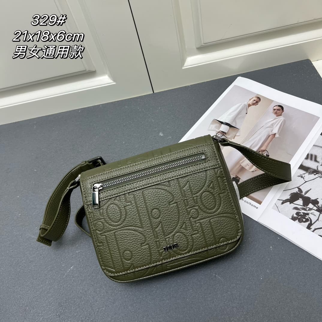 C1775 The Dior top-tier original men’s bag, the Messenger bag, is a new item in the 2024 autumn men’s collection. It features a flip cover, showcasing a practical and classic design. The Dior Gravity print on the leather is delicately presented through em — image 1