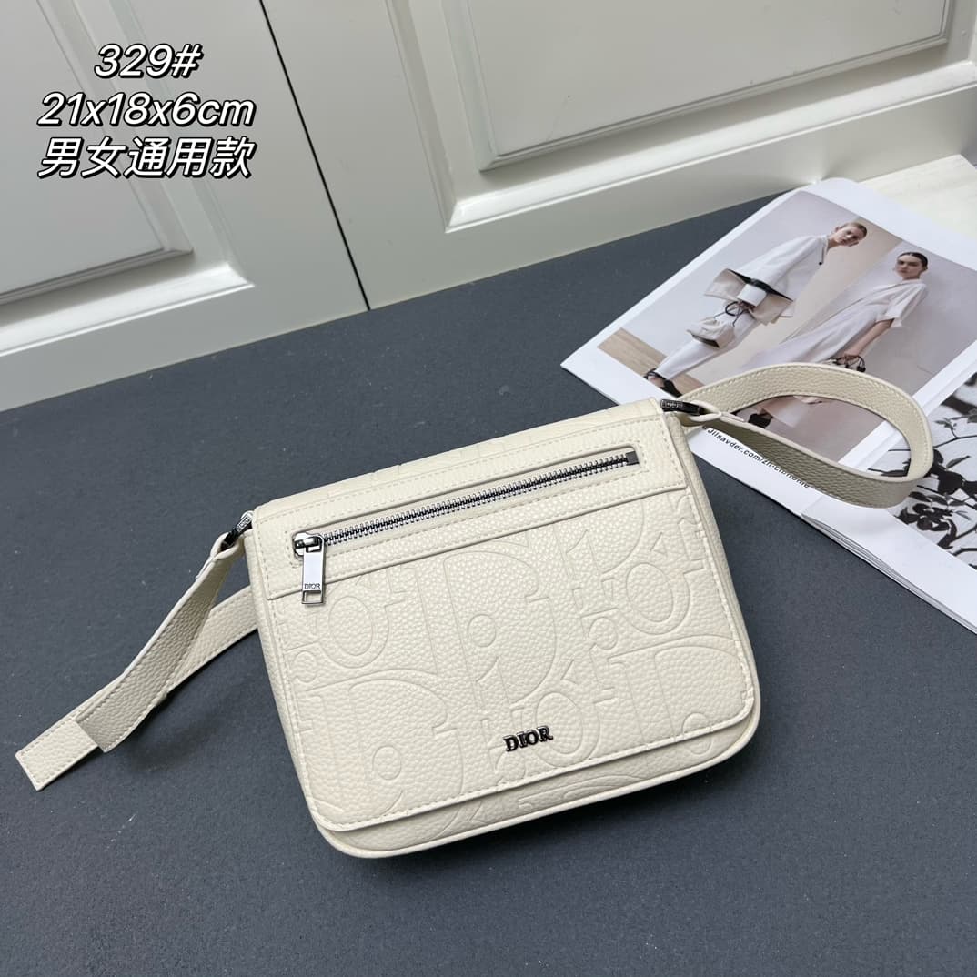 C1774 The Dior top-tier original men’s bag, the Messenger bag, is a new item in the 2024 autumn men’s fashion collection. It features a flip cover, showcasing a practical and classic design. The Dior Gravity print on the leather is presented through embos — image 1