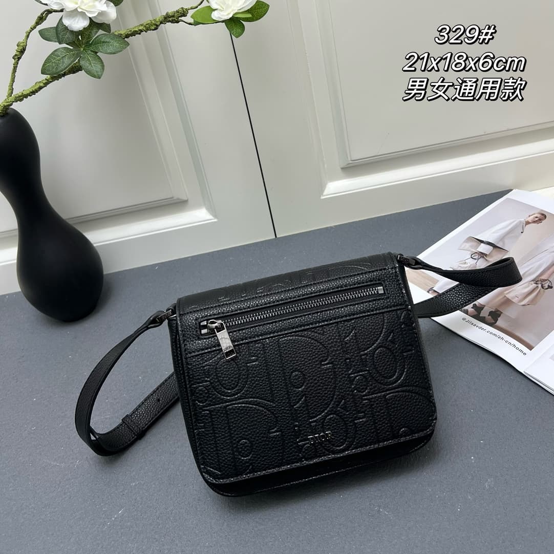 C1773 The Dior top-tier original men’s bag, the Messenger bag, is a new item in the 2024 autumn men’s fashion collection. It features a flip cover, showcasing a practical and classic design. The Dior Gravity print on the leather uses embossing techniques — image 1