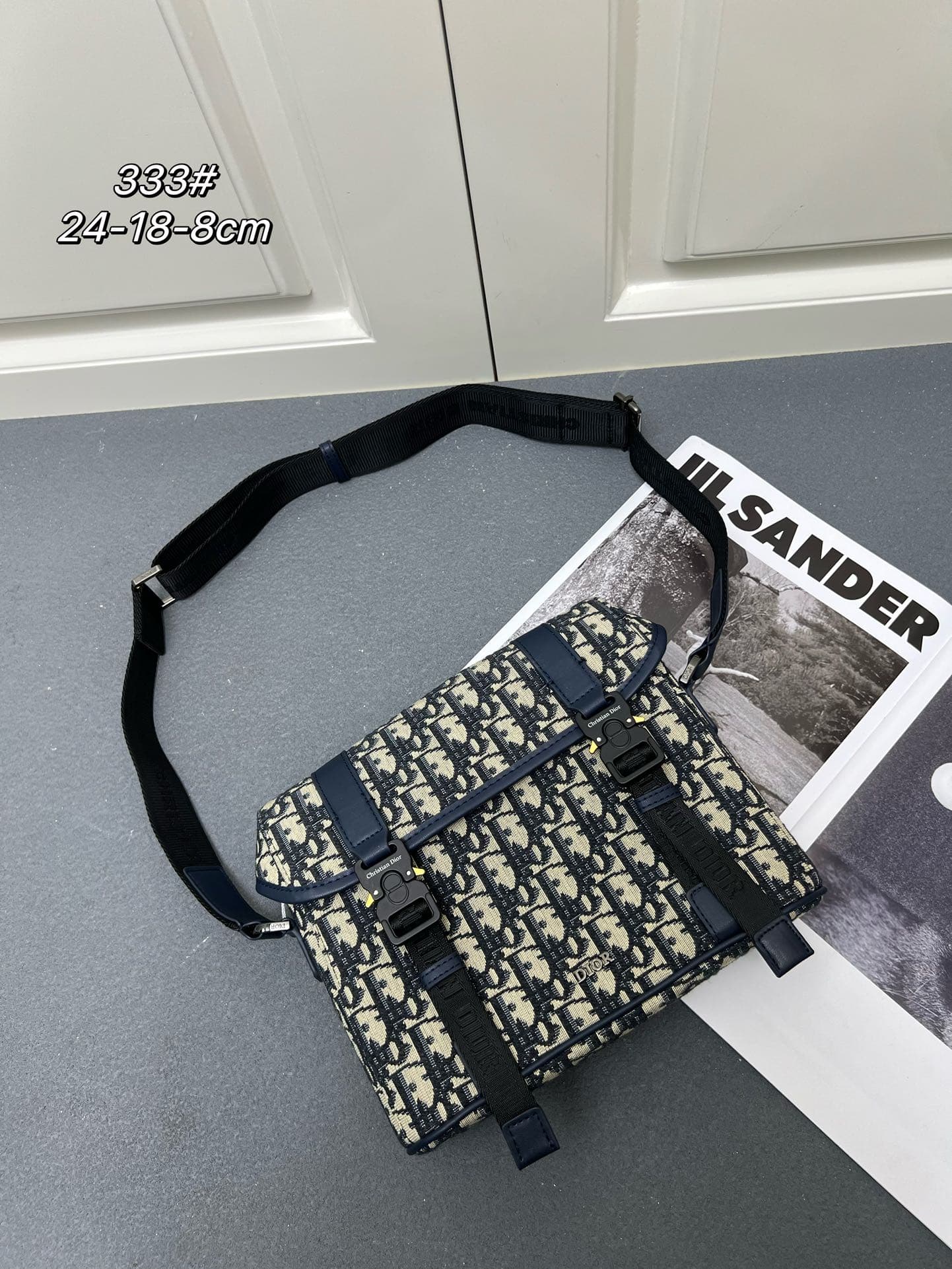 C1781 ¥ This messenger bag is a new product from the 2024 Autumn collection series. With its flip cover, the modern and stylish design perfectly embodies the high-end aesthetic, further enriching the Hit the Road series. The Gravity print effect on the le — image 1