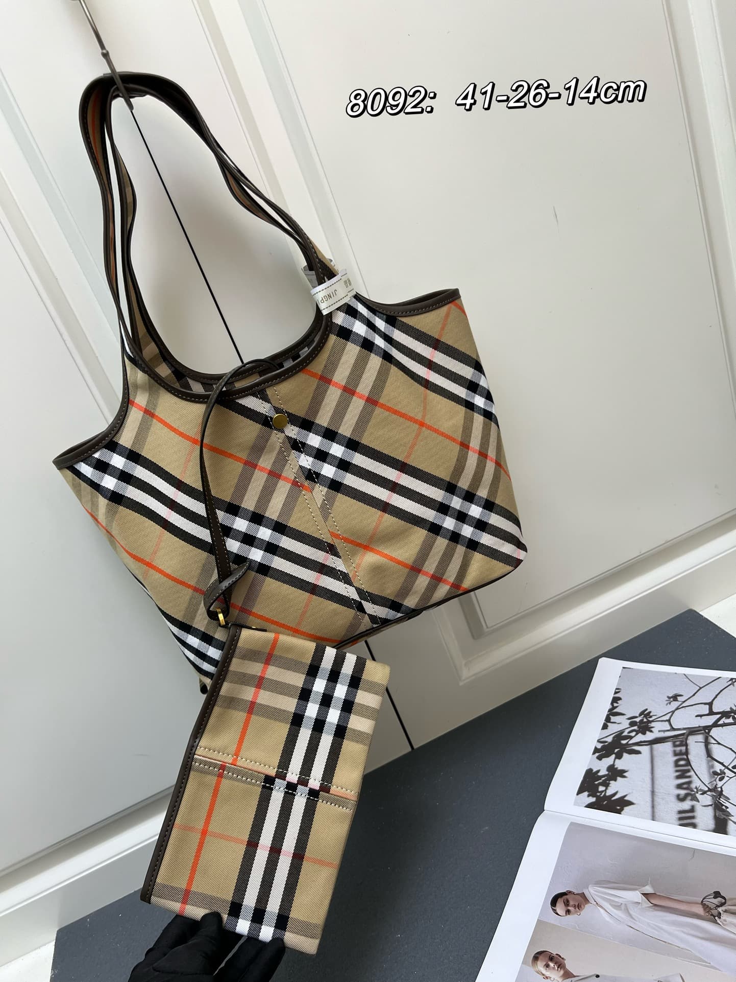 C24 ¥: B brand's latest soft and sturdy tote bag, made from cotton twill fabric and crafted in an Italian atelier. Decorated with new collection B brand stripes. The unlined design is lightweight, featuring a smooth calfskin trim and a detachable zipper p — image 1