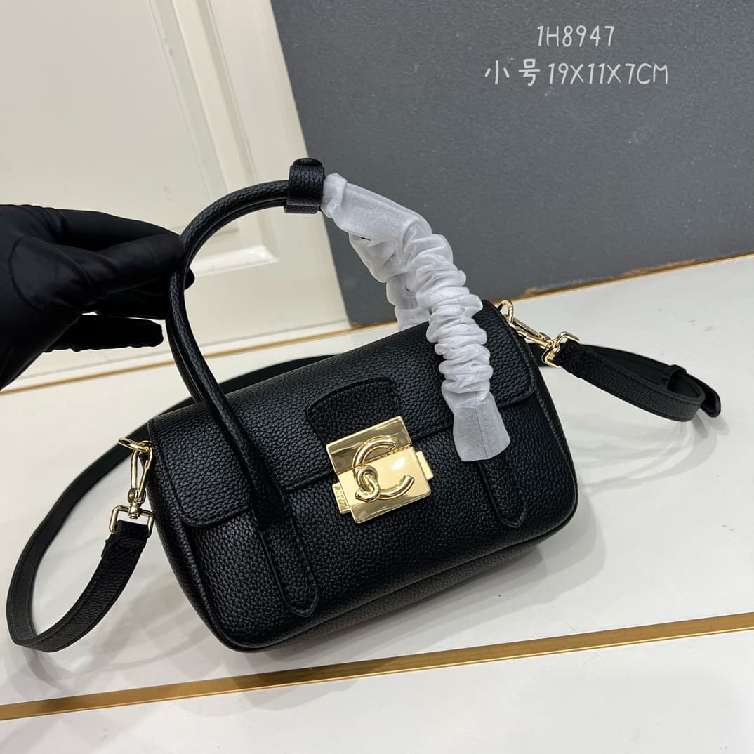 C8329 Small size, comes with a gift box. The new COCCINELLE Coconne crossbody bag is made of litchi-textured cowhide material. It can be worn on the hand or shoulder, offering a casual and stylish look, simple and elegant. — image 1