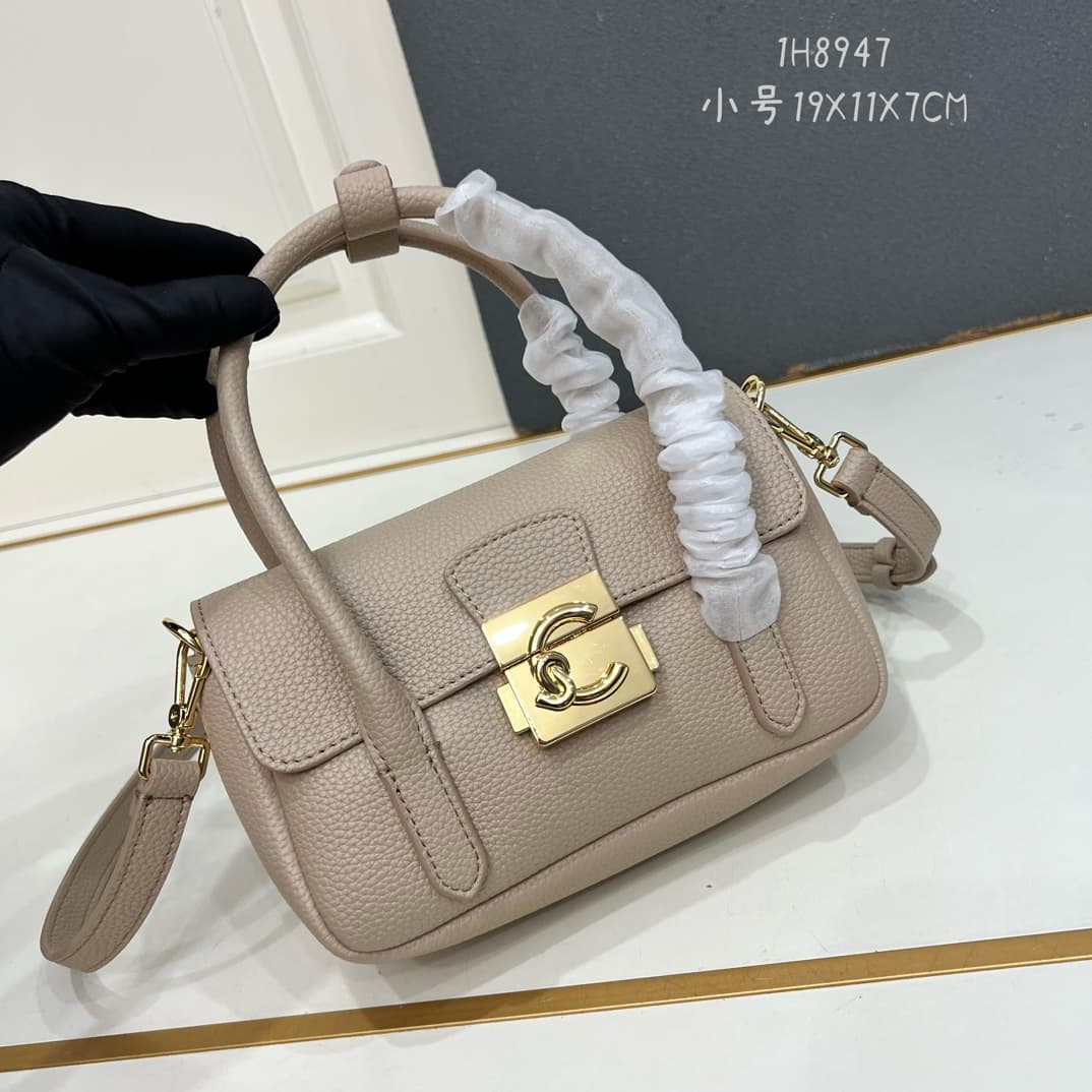 C8328 Small size, comes with a gift box. The new COCCINELLE Chicane bag features a crossbody design. Made of lychee-textured cowhide material, it can be carried on the hand or shoulder. It’s casual and stylish, simple and elegant. — image 1