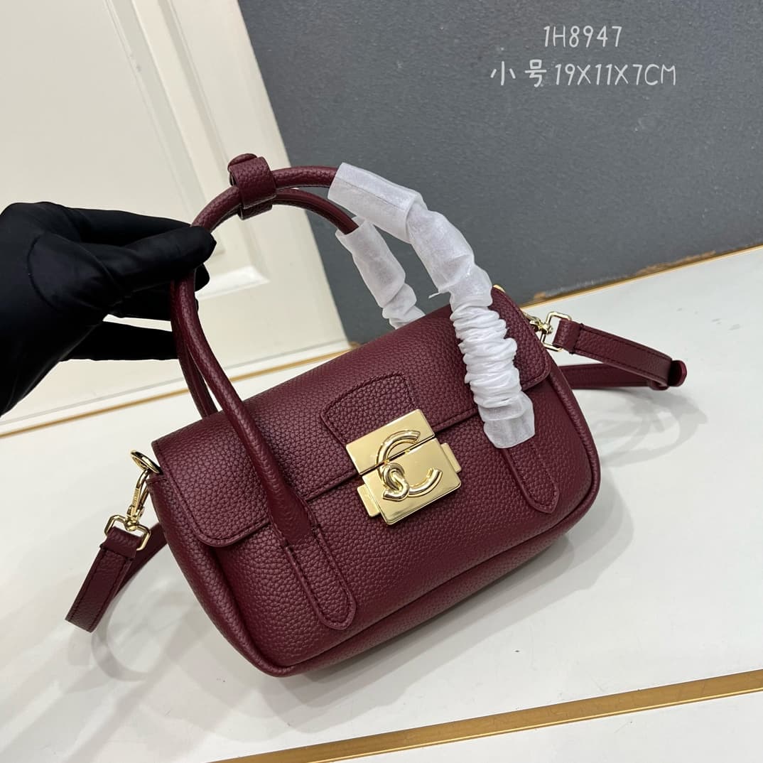 C8327 Small size, comes with a gift box. The new COCCINELLE Chicane bag features a crossbody design. Made of litchi-patterned cowhide material, it can be worn on the hand or shoulder. It’s casual and stylish, simple and elegant. — image 1