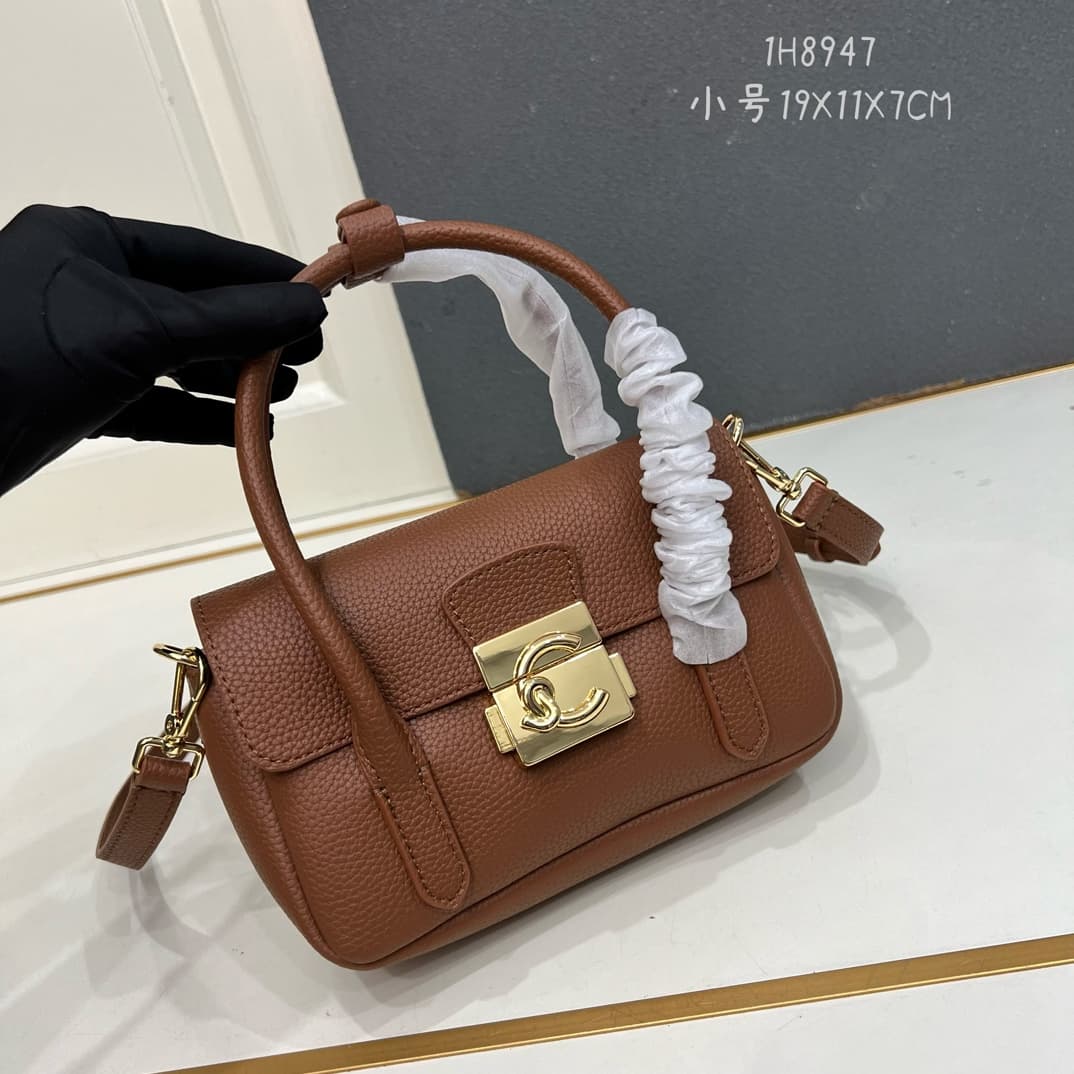 C8326 Small size, comes with a gift box. The new COCCINELLE Chicane bag features a crossbody design. Made of lychee-textured cowhide material, it can be carried on the hand or shoulder. It’s casual and stylish, simple and elegant. — image 1