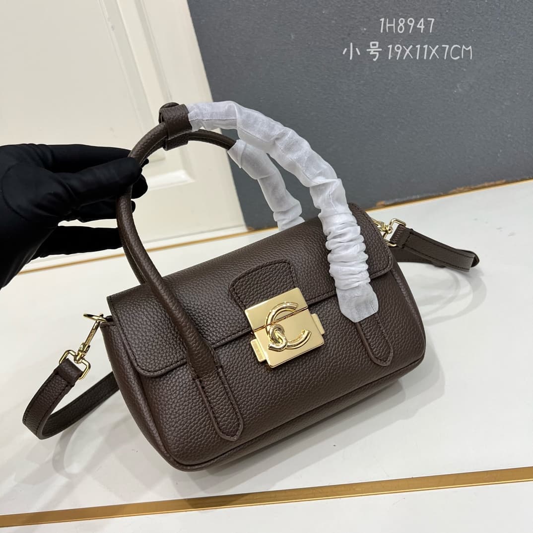 C8325 Small size, comes with a gift box. The new COCCINELLE Chicane bag features a crossbody design. Made of lychee-textured cowhide material, it can be worn on the hand or shoulder. It’s casual and stylish, simple and elegant. — image 1