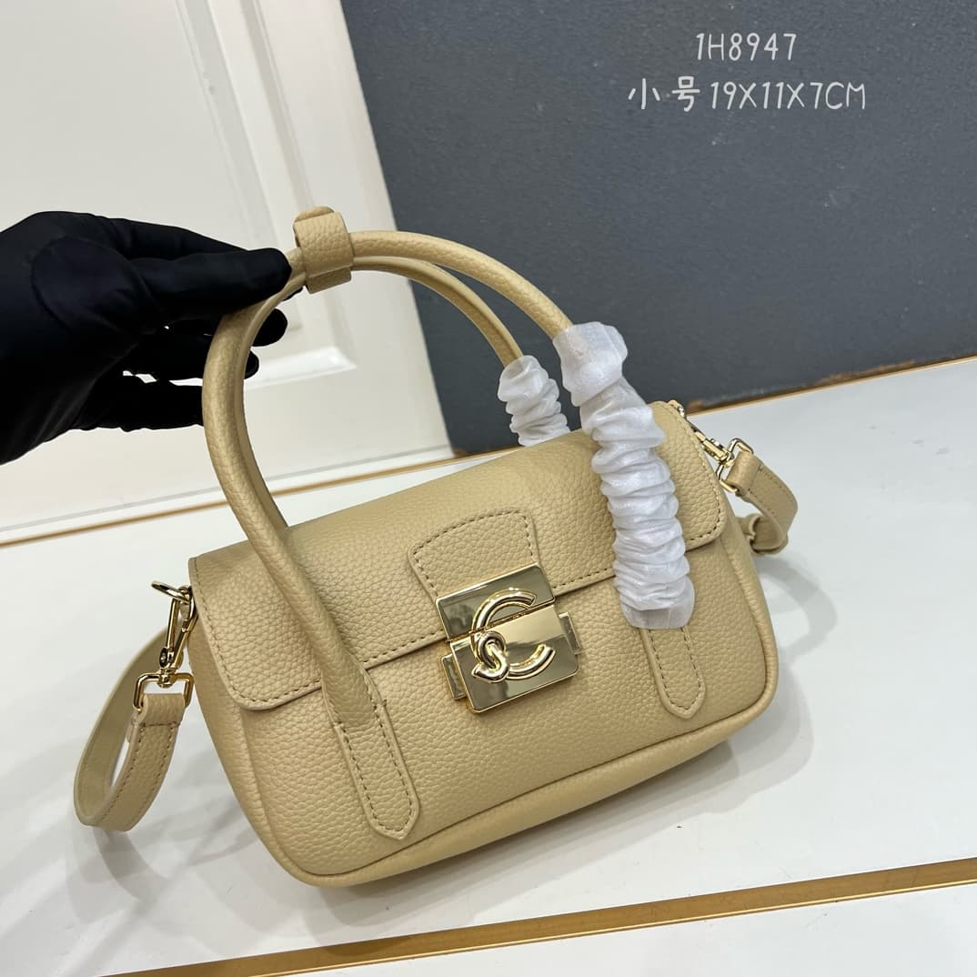 C8322 Small size, comes with a gift box. The new COCCINELLE Ciquenel crossbody bag is made of litchi-textured cowhide material. It can be worn on the hand or shoulder, offering a casual and stylish look, simple and elegant. — image 1