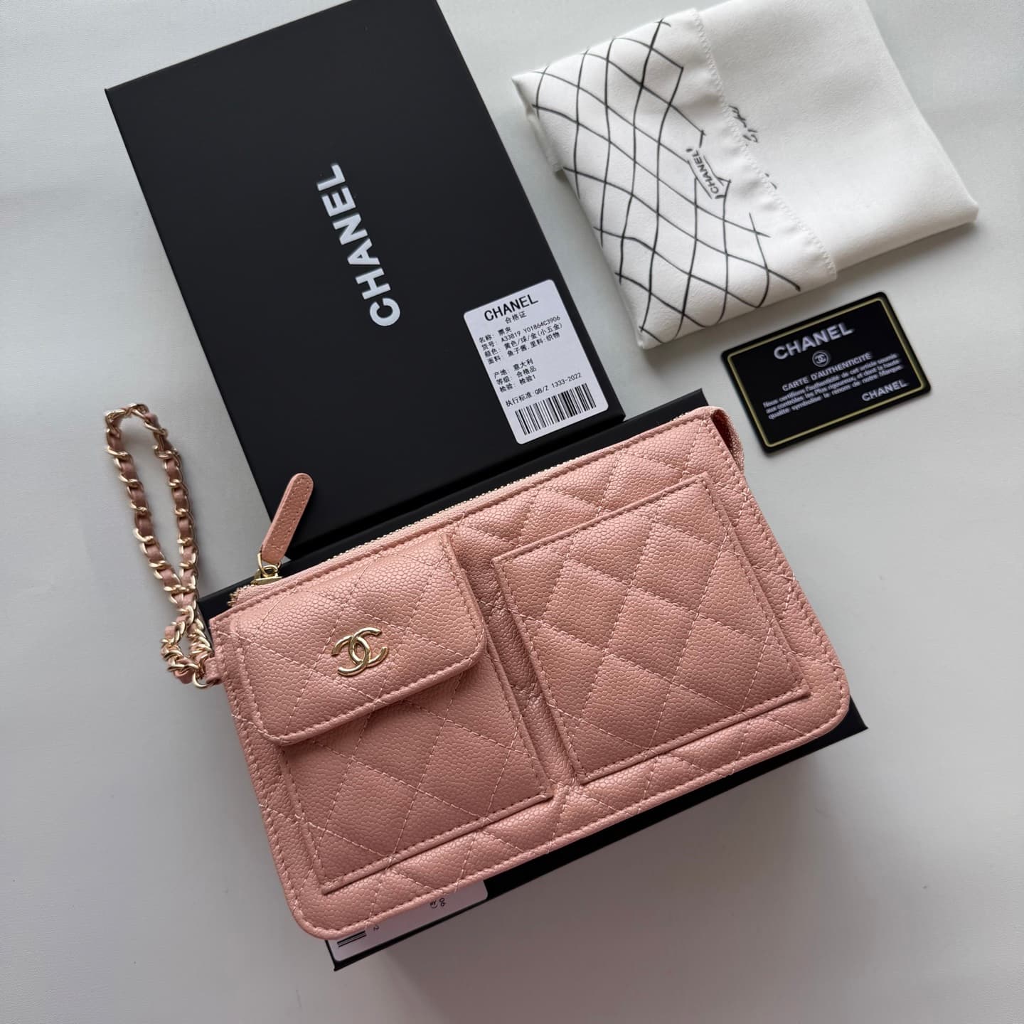 C810 🌸 New model 🔥 Packaged in the original packaging (33819 – classic small accessories). Chanel 📢🔥 The chain can be used as a handbag.💪 It looks very impressive. Don’t underestimate its size; it has plenty of space inside – pockets, zipper slots, and co — image 1