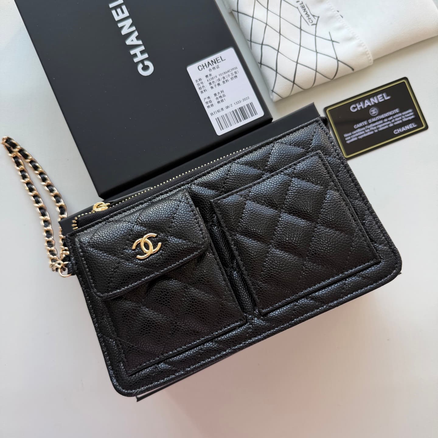 C819 🌸 New model 🔥 Packaged in the original packaging (33819 – classic small hardware). Chanel 📢🔥 The chain can be used as a handbag. 💪 It looks very stylish. Although it’s small, it has plenty of space inside: pockets, zipper slots, and coin compartments — image 1