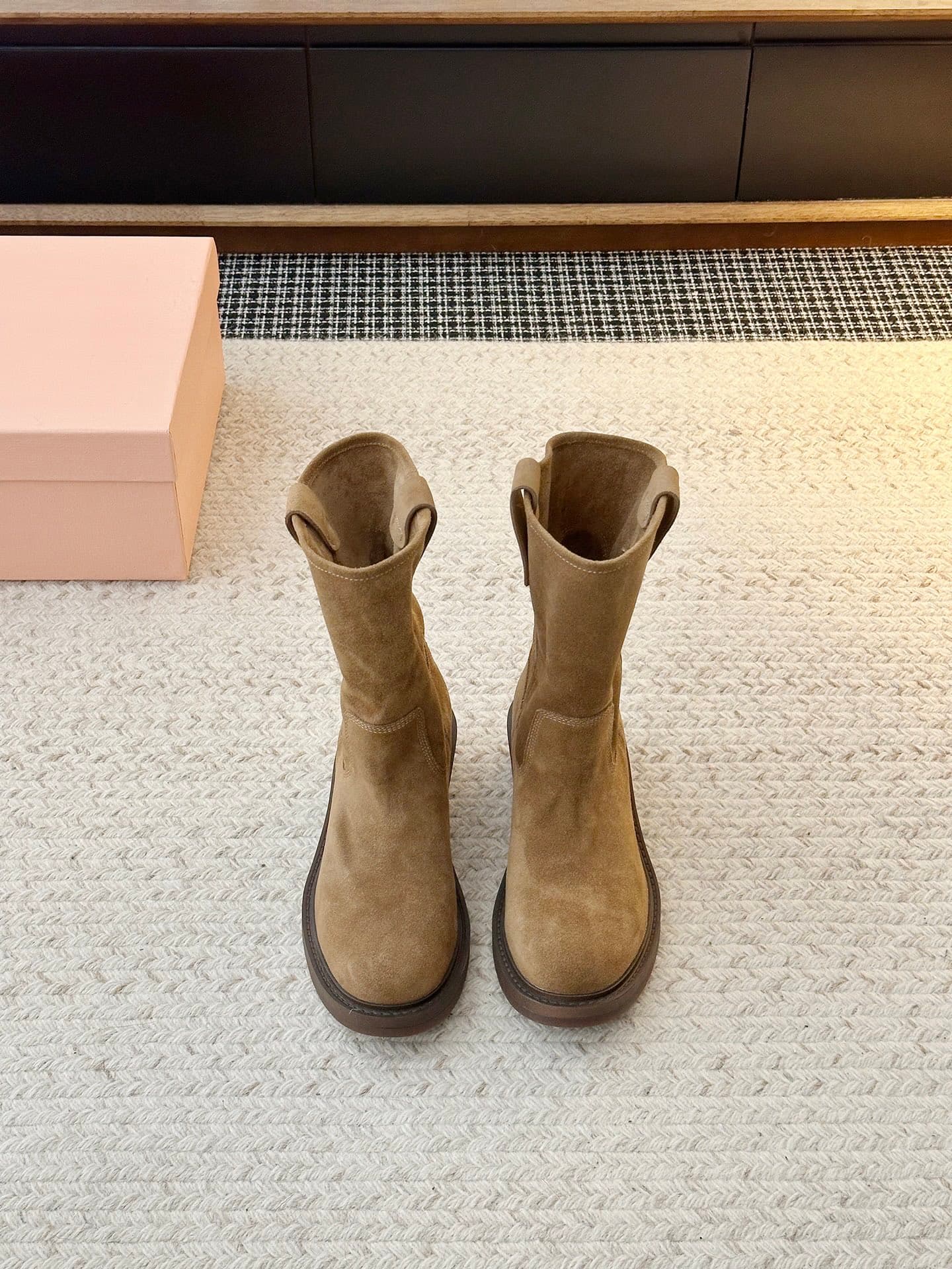 D8770 𝐌𝐈𝐔𝐌𝐈𝐔’s latest runway fashion must-have boots — image 1