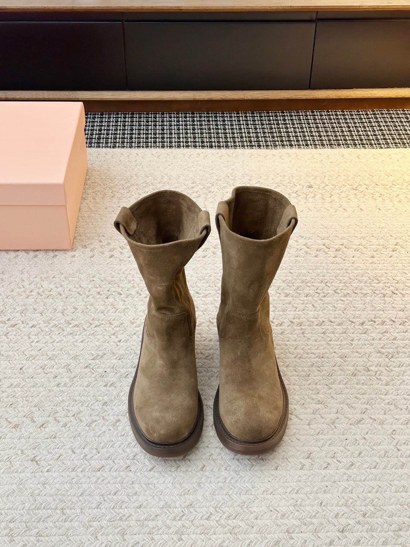 D8769 The latest trendy boots from IIDLLI’s fashion show — image 1