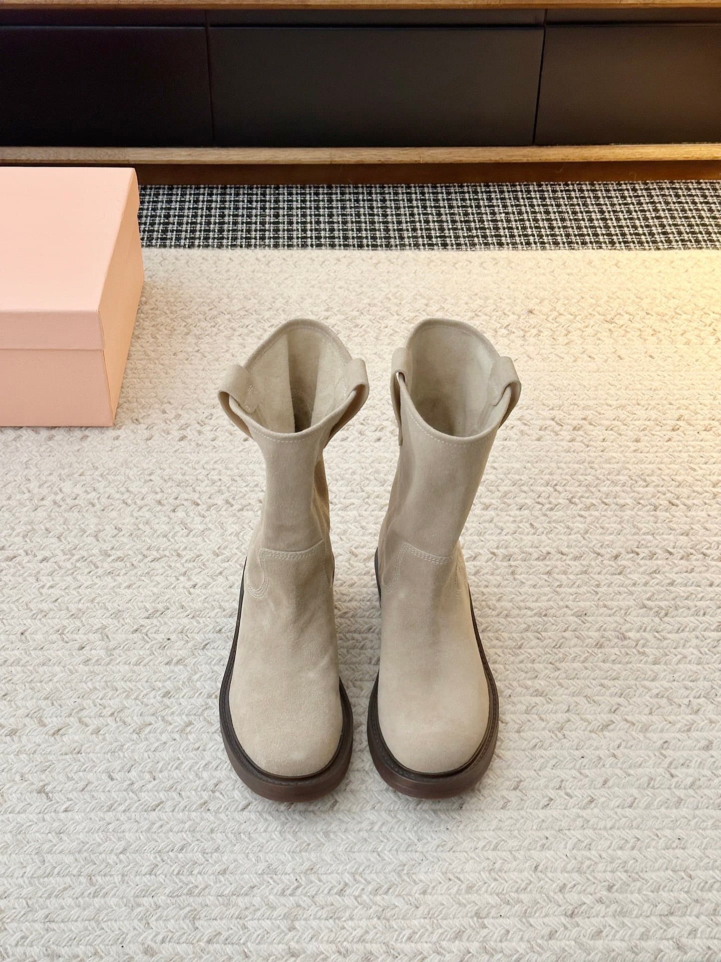 D8768 𝐌𝐈𝐔𝐌𝐈𝐔’s latest runway trends: must-have boots — image 1