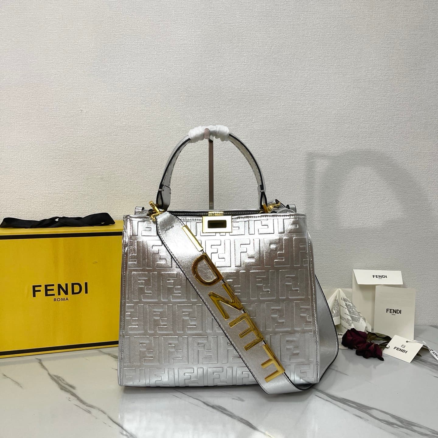C2806 Fendi Perkaboo tote bags are basic models that can be used as beach bags. They feature heavy-duty embossing techniques, offering a vintage look while remaining durable. Made from high-quality leather material—unlike before, you can immediately notic — image 1
