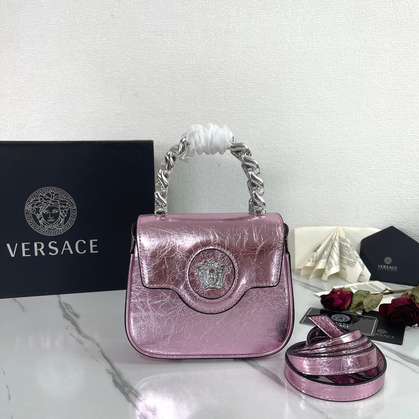 C2825 The new La Medusa mini bag, which has become extremely popular across the internet, is now available! It’s made from high-quality cowhide. The ton-sur-ton Medusa pattern in the center is highly recognizable. The handle at the top of the strap is det — image 1