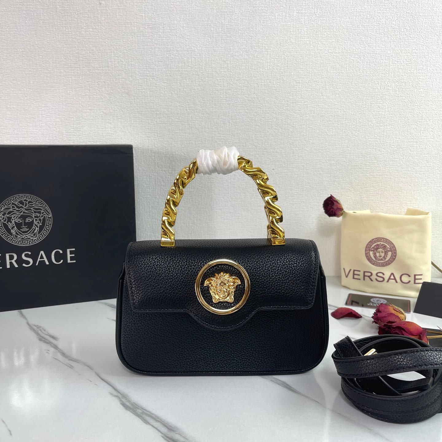 C2808 The new product is selling extremely well! The Versace handbag with shoulder strap features a Medusa head design with “ton-sur-ton” patterns in the center. The detachable and adjustable shoulder strap at the top of the chain provides additional opti — image 1