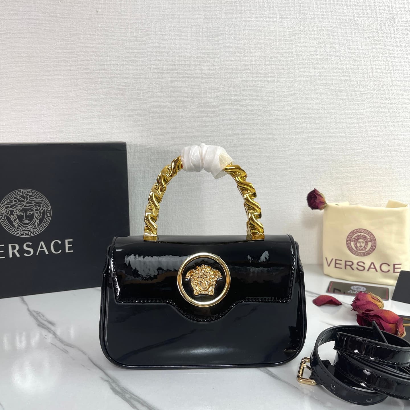 C2812 The new product is selling extremely well! The Versace handbag with shoulder strap features a Medusa head design, with the “ton-sur-ton” pattern in the center. The detachable and adjustable handle at the top of the chain provides additional options — image 1