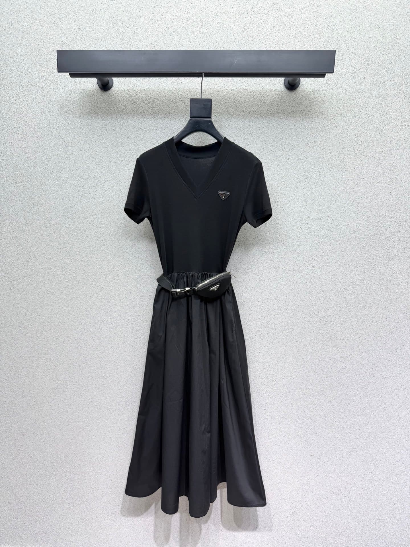 C18561 🆕🆕P family triangle-marked short-sleeve dress with a waist bag! Low-key luxury, three-dimensional cut, streamlined lines – elegant and refined, yet also gentle and intelligent in style. Imported special material, will be stunning once received. The — image 1