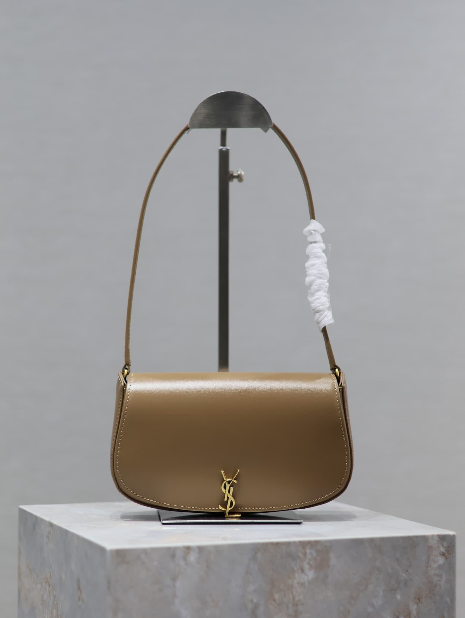 C8589 /Green lacquered leather· — image 1