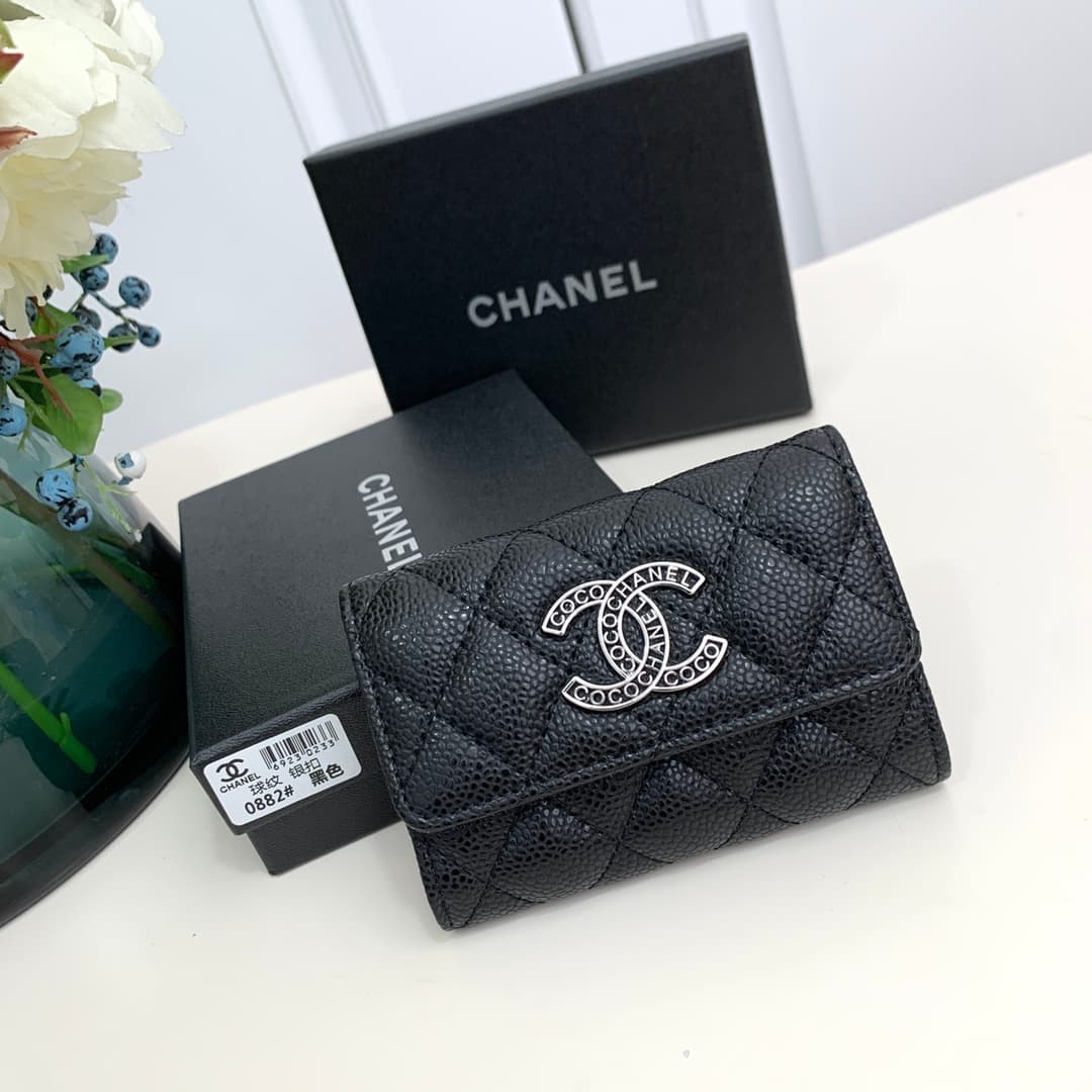 C385 Xiangjia’s new model is a double-C-shaped card holder with intricate hollow designs. The large double-C letters are decorated on the holder, giving it a delicate and elegant look. It’s a great choice for daily use. — image 1