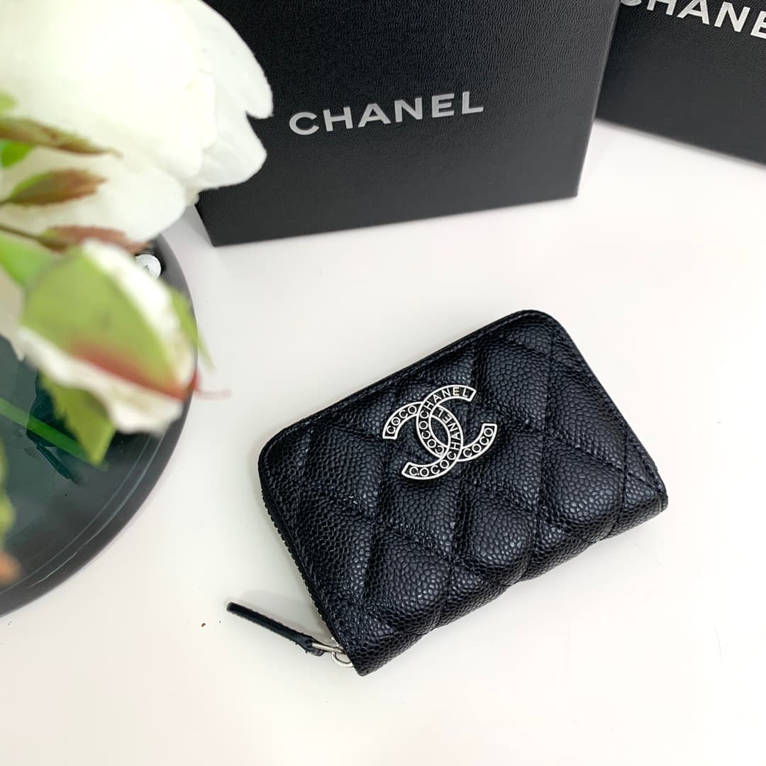 C387 Xiangjia’s new model is a hollowed-out letter-shaped C card holder. The delicate hollowed-out C letters are like decorations on the body of the holder, adding a refined aesthetic. It’s a small and exquisite card holder; it’s highly recommended for da — image 1
