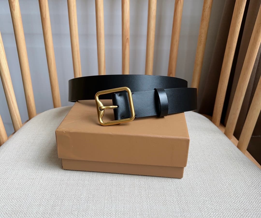 C32995 New model Burberry boutiques also launch the product simultaneously 🎉🎉. Italian-made, high-quality belt. Made from smooth calfskin material, with brass B-shaped buckles. Width: 3.5cm. Elegant, refined, and simple in design. — image 1