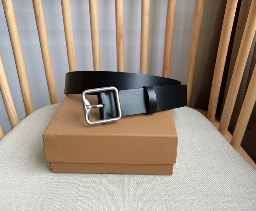 C32993 New model Burberry boutiques also launch it simultaneously 🎉🎉. Italian crafted belt, made of smooth calfskin material. Features a gold-plated “B”-shaped clasp. Width: 3.5cm. Elegant, refined, and simple. — image 1