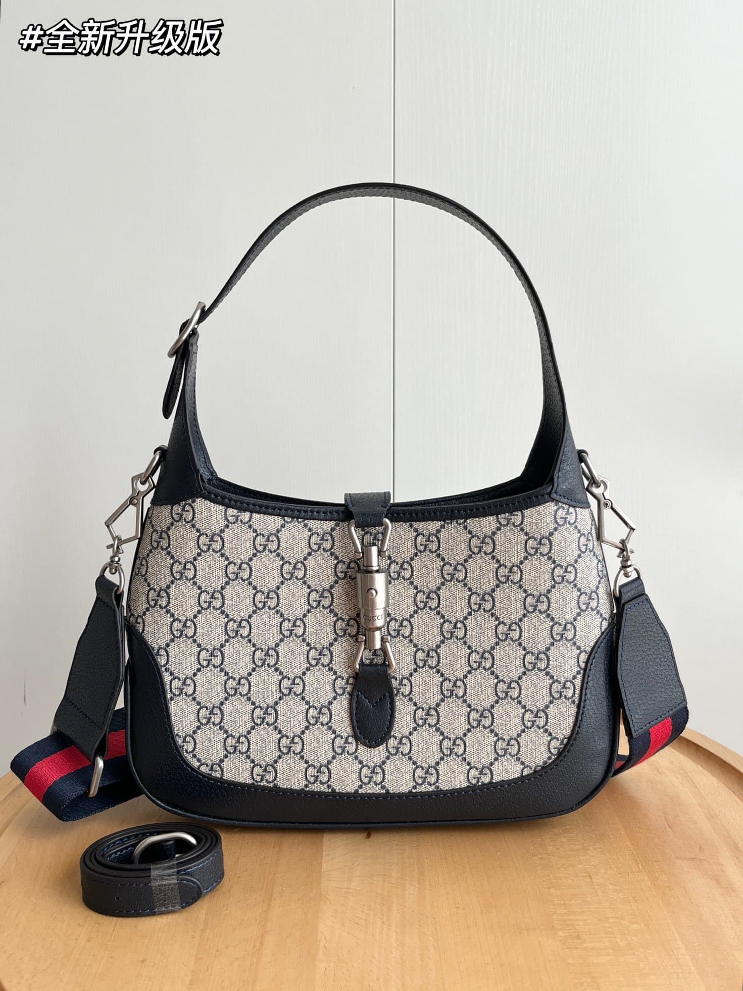 C4024 Real footage # (shoulder straps) — image 1