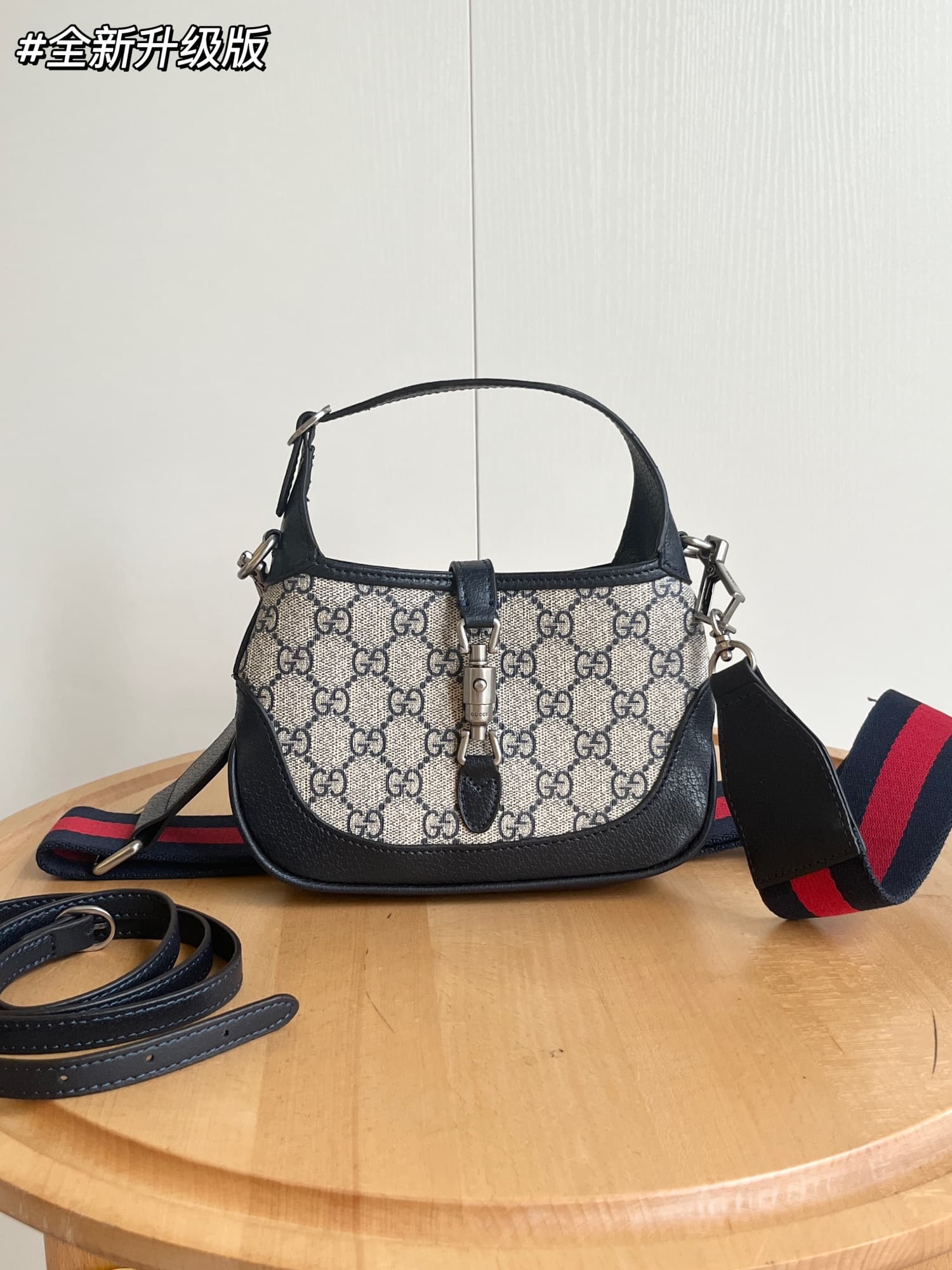 C4023 Real footage # (shoulder straps) — image 1