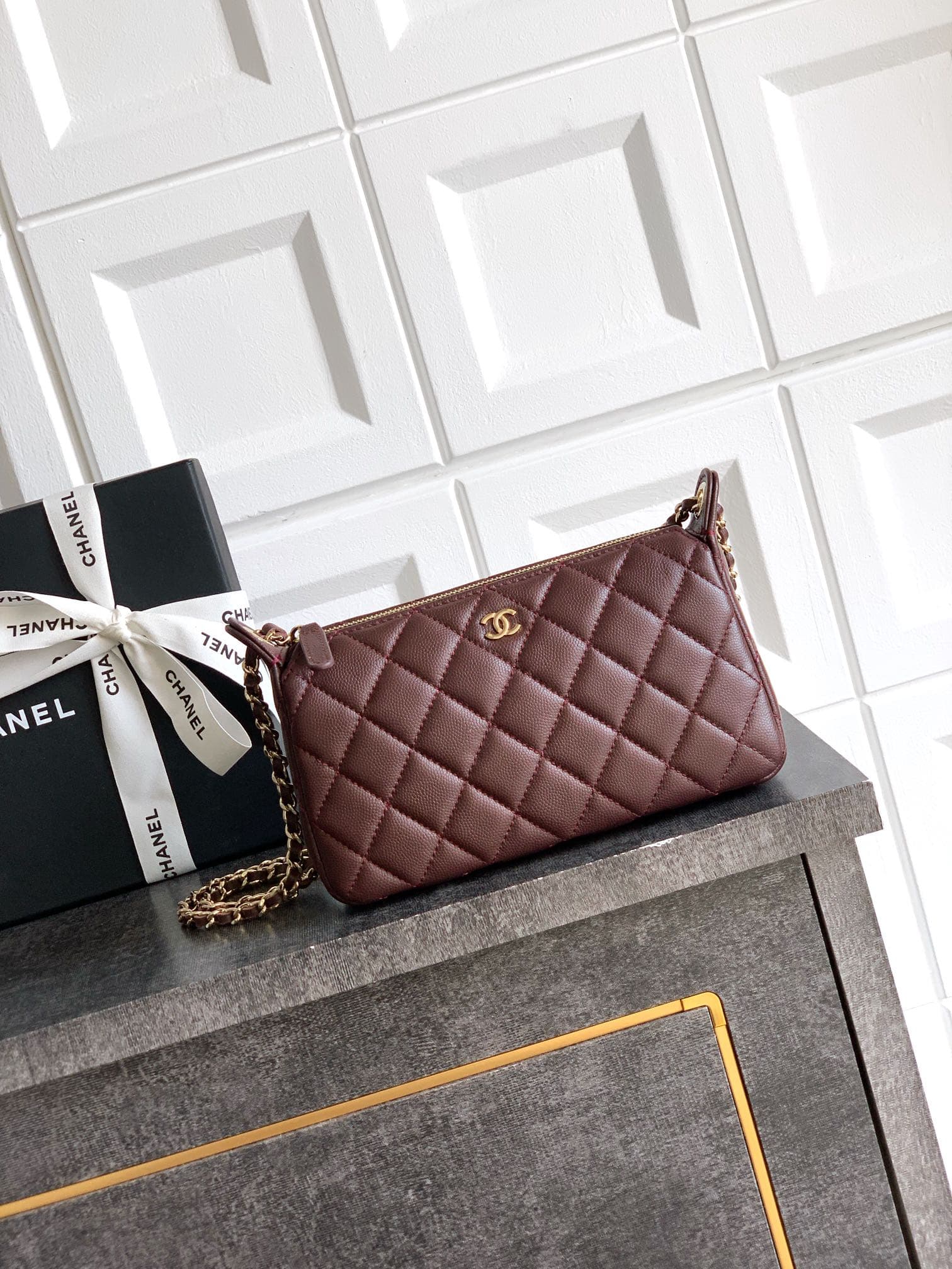 C715 《4704枣红球咖啡☕️brown》 is now available! 🔮🔮🔮 OHANEL 🚩🚩🚩 25B Litchi leather – durable and retains value! The new favorite Chanel handbag is absolutely amazing! Litchi leather is truly exceptional; it has a distinct texture, is very resistant to scratches, — image 1