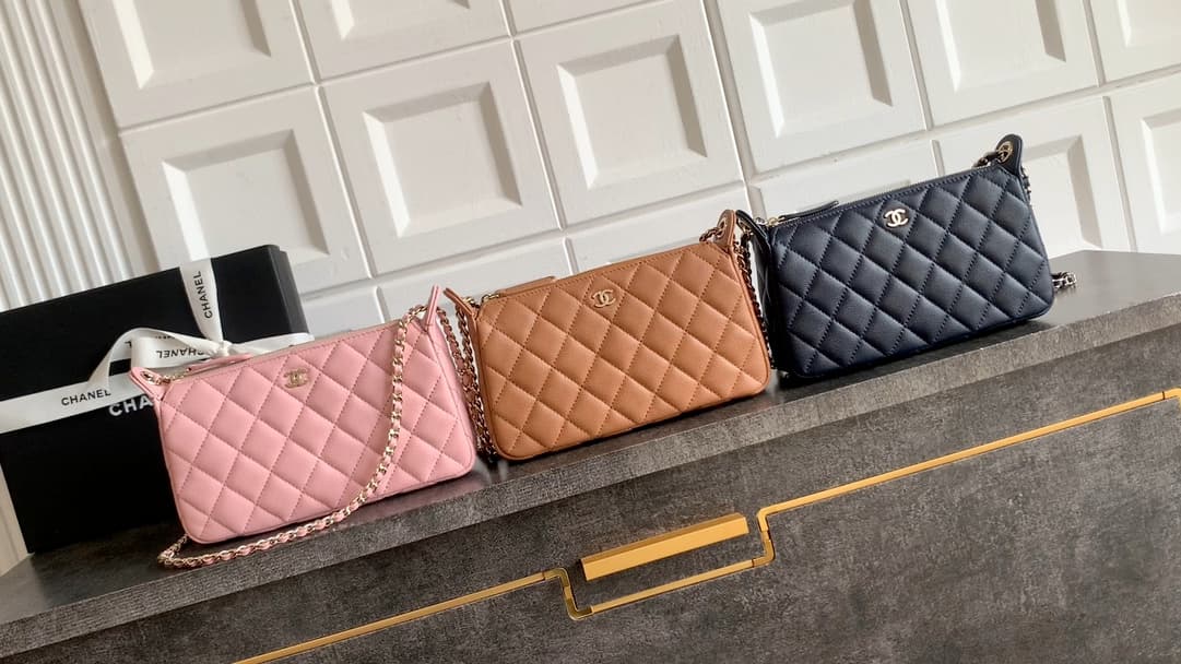C734 8⃣️ colors available🌟🌟🌟 Large H size, real video clips🔮🔮🔮 OHANEL 🚩🚩🚩 25B lychee leather 🐮 cowhide, 🐑 leather – excellent quality and durable with good value! The new favorite Chanel mahjong bag is really amazing! Lychee cowhide is truly a smart choic — image 1