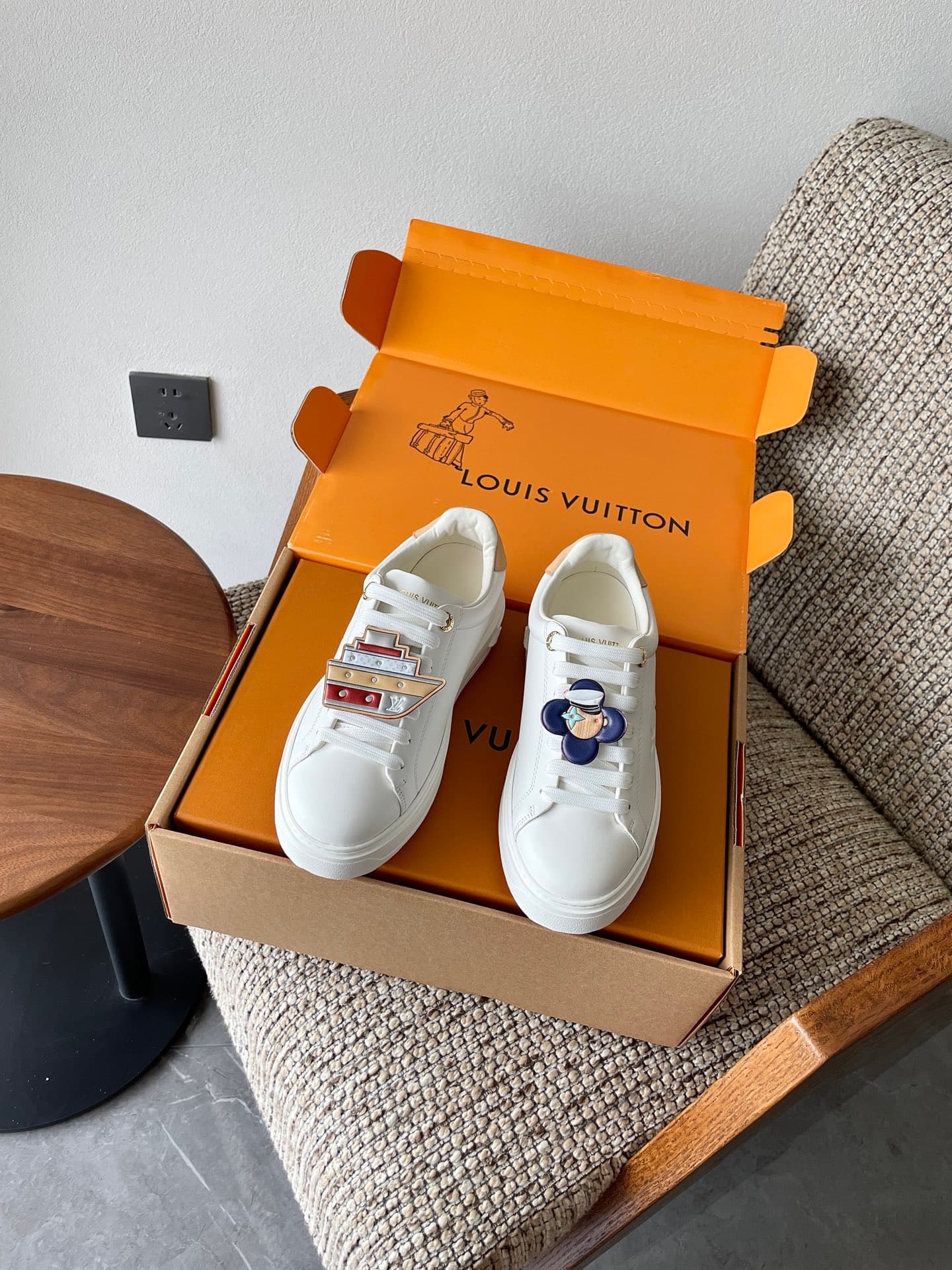 D9170 Top-tier LV donkey brand L-family Time Out collection: embossing, relief, pendants, casual shoes, beginner shoes, sports shoes — image 1
