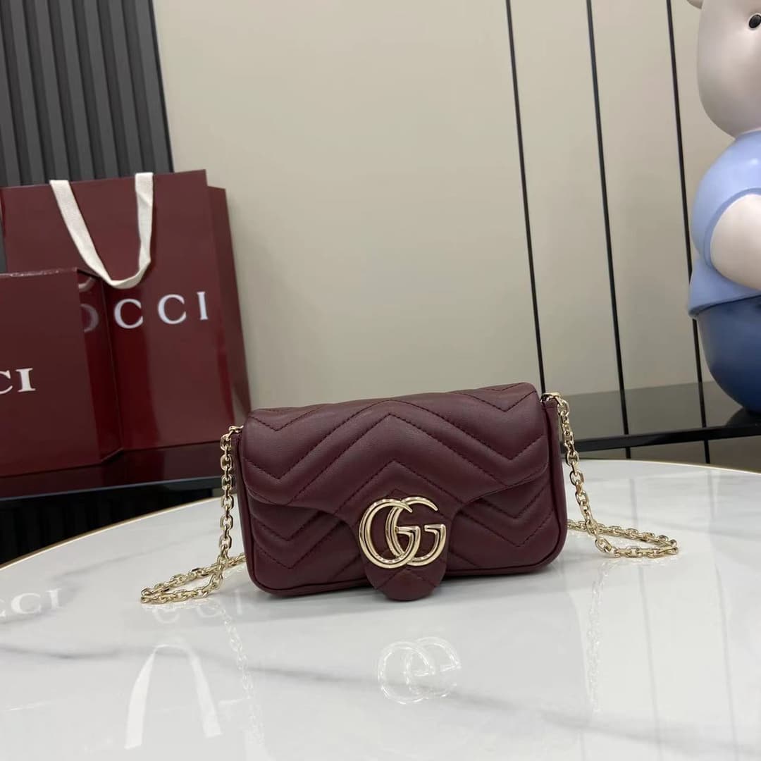 C4000 💎330💎 Case 💕【New Arrival】 The iconic GG Marmont series features exquisite double G motifs and segmented chain straps made from soft leather, creating a gentle-shaped bag. This mini bag is adorned with the brand’s exclusive logo from the 20 era, as w — image 1