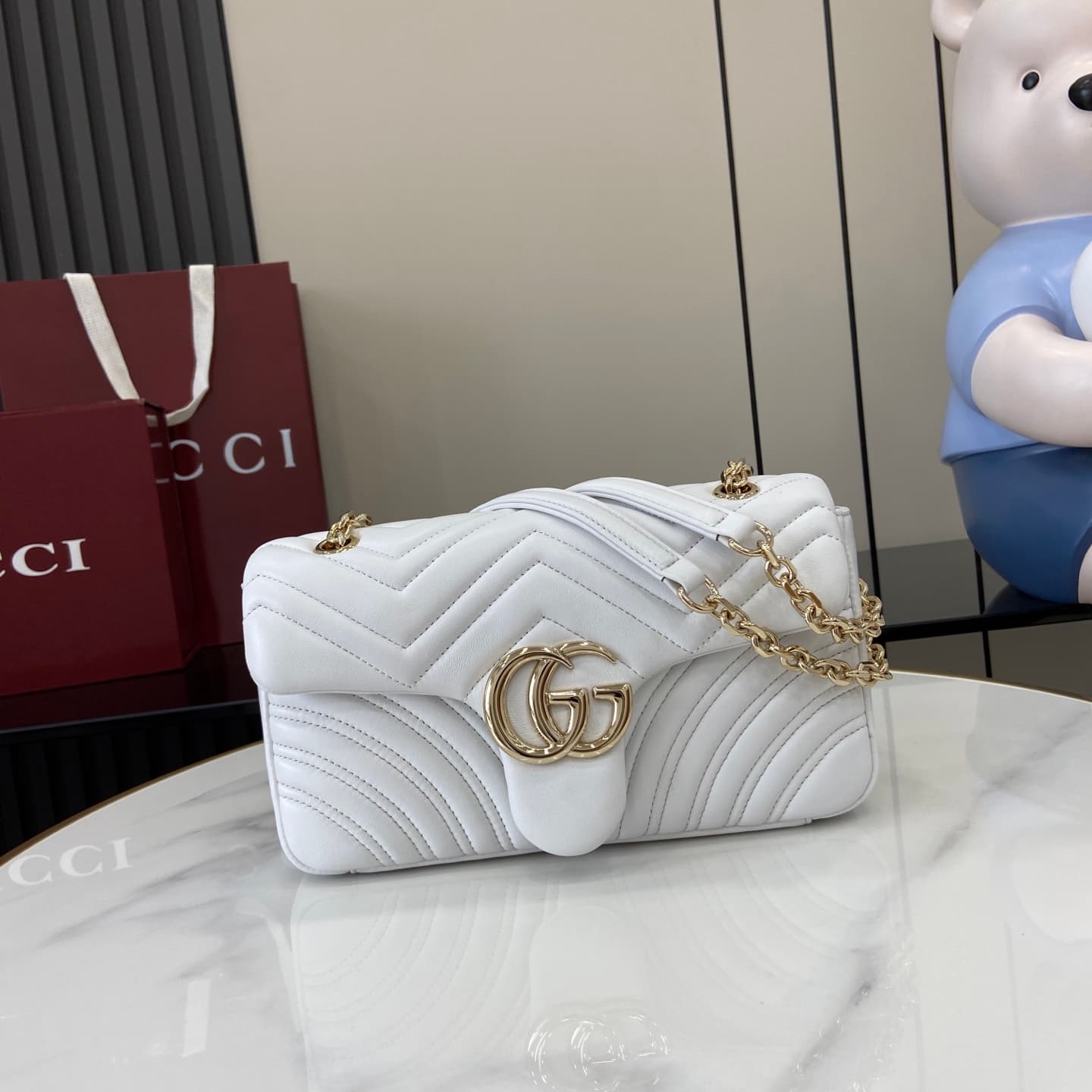 C4007 💎500💎 The iconic GG Marmont collection features unique double G designs and cut-link straps made from soft leather, creating a gentle-shaped bag. The minimalist rear pocket makes medium and large-sized bags more practical to use. — image 1