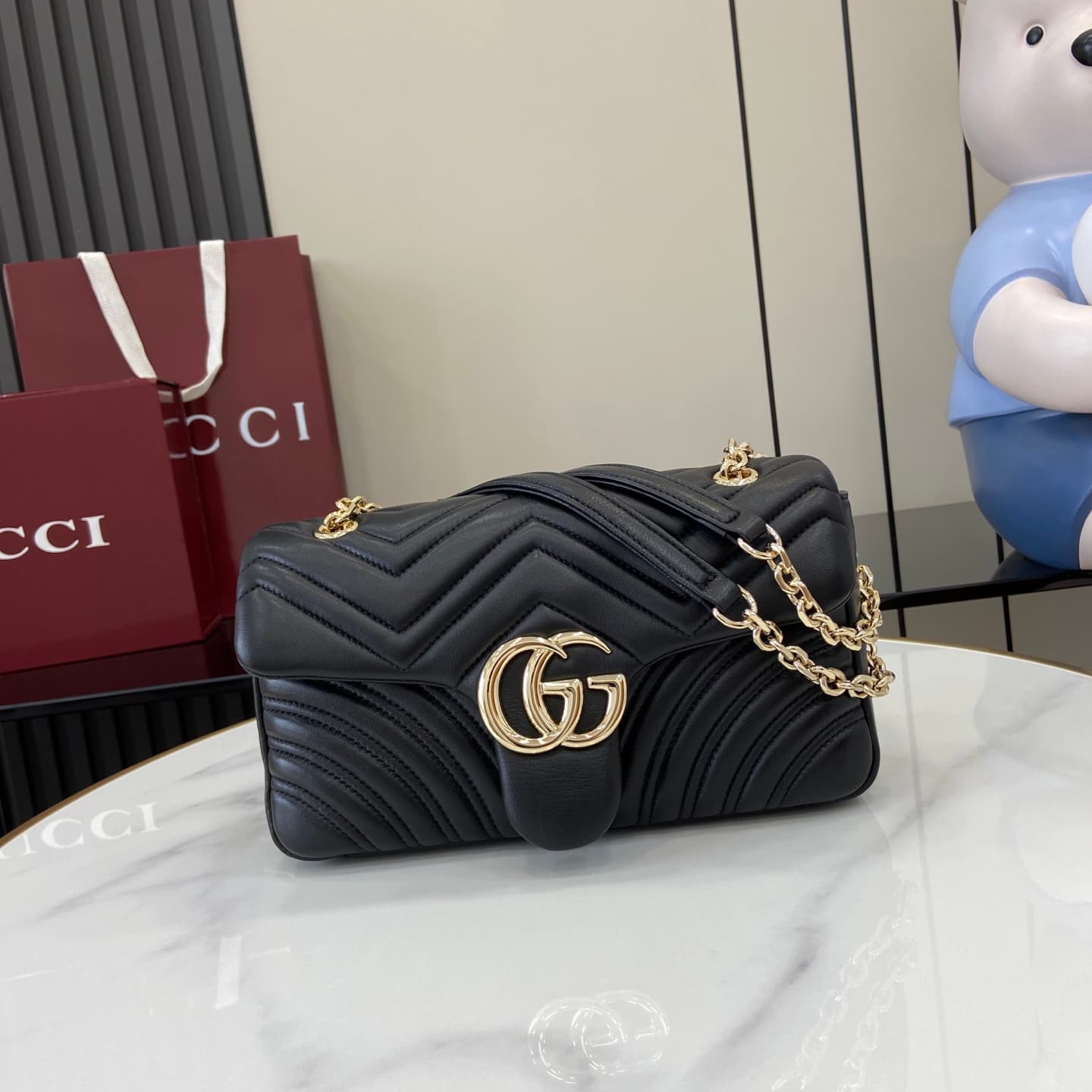 C4006 💎500💎 The iconic GG Marmont collection features unique double G designs and cut-link straps made from soft leather, creating a smooth and elegant silhouette. The minimalist back pocket makes medium and large bags even more practical. — image 1