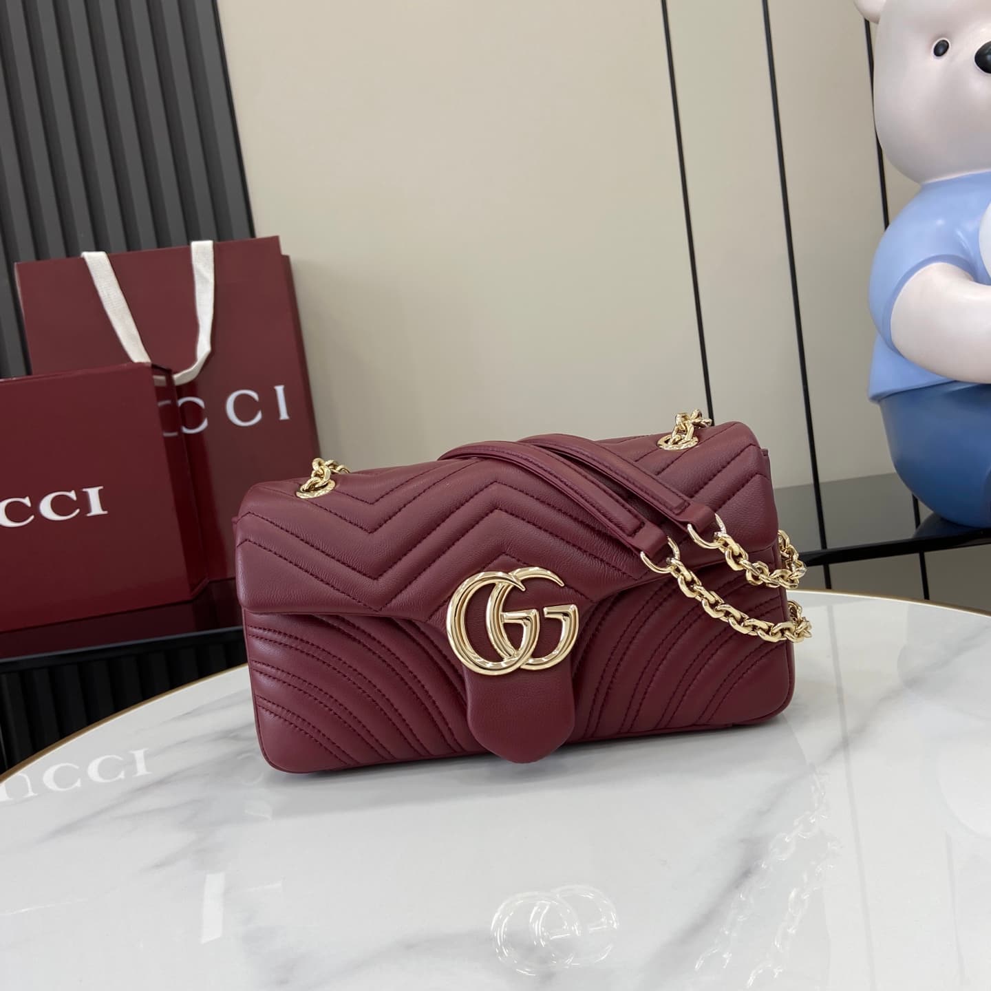C4008 💎500💎 The iconic GG Marmont collection features exquisite design elements with double G shapes and cut chain straps. Made from soft leather, it creates a smooth and elegant silhouette. The minimalist back pocket makes medium and large bags more prac — image 1