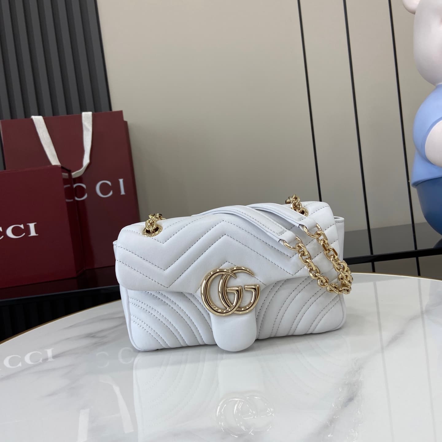 C4010 💎460💎 The iconic GG Marmont collection features exquisite details with dual G shapes and cut-chain straps. Made from soft leather, it creates a gentle, elegant bag shape. — image 1