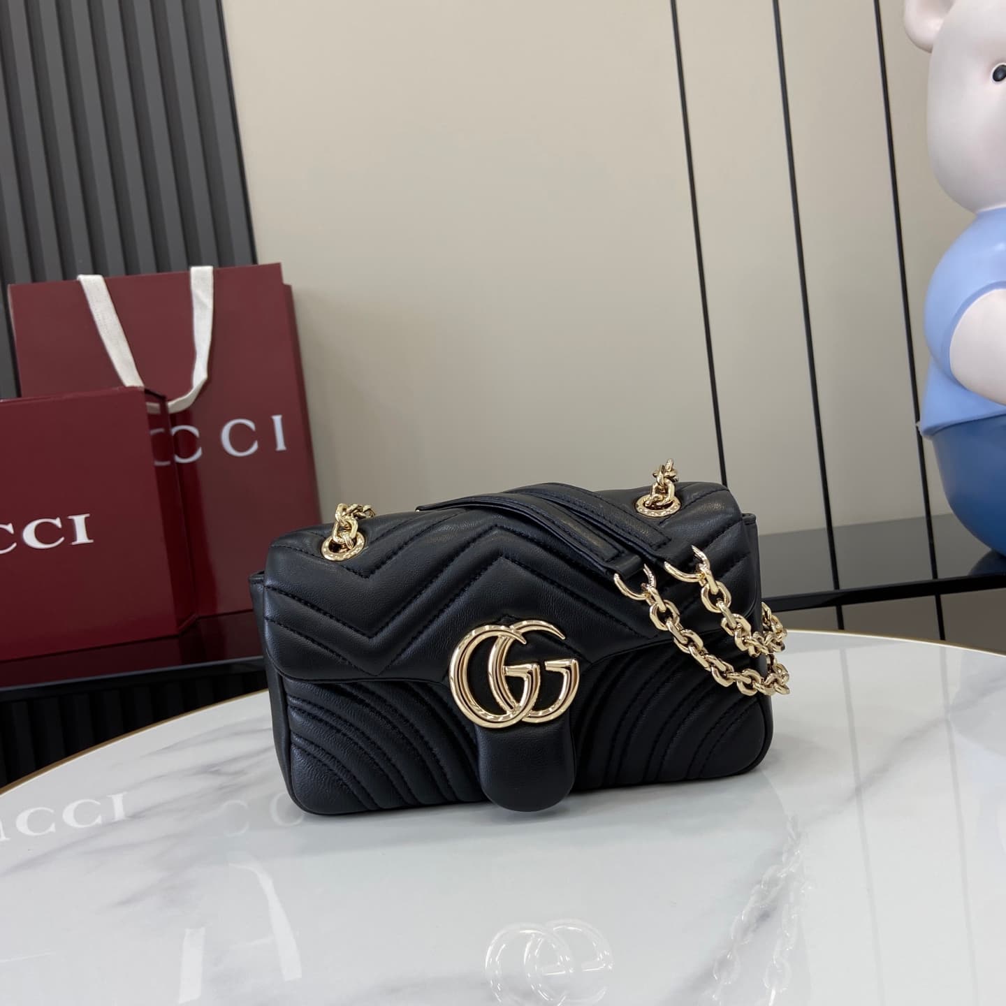 C4011 💎460💎 The iconic GG Marmont collection features unique double G designs and chain-style straps made from soft leather, creating a gentle, elegant bag shape. — image 1