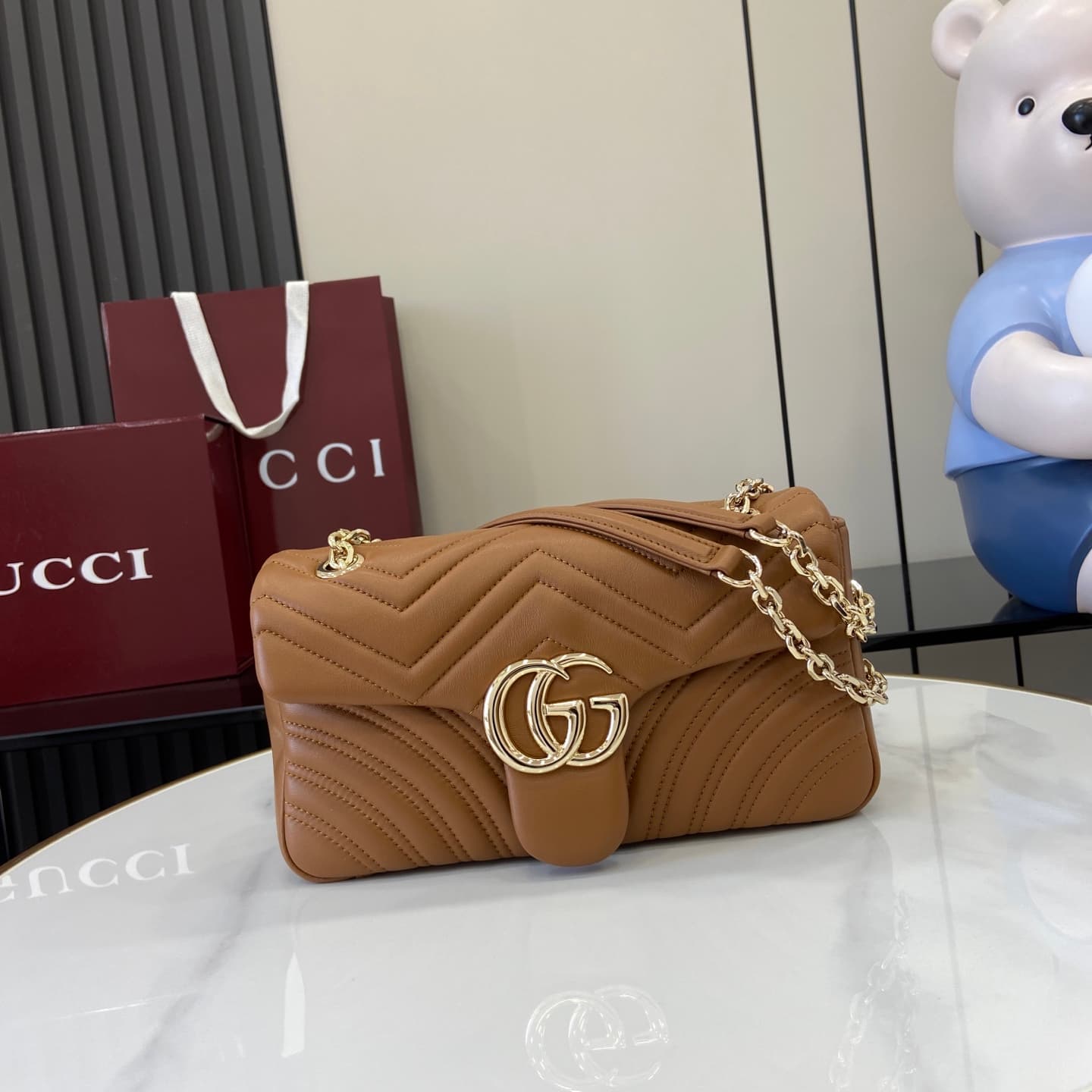 C4009 💎500💎 The iconic GG Marmont collection features unique double G designs and cut chain straps made from soft leather, creating a smooth and elegant silhouette. The minimalist back pocket makes medium and large-sized bags even more practical. — image 1