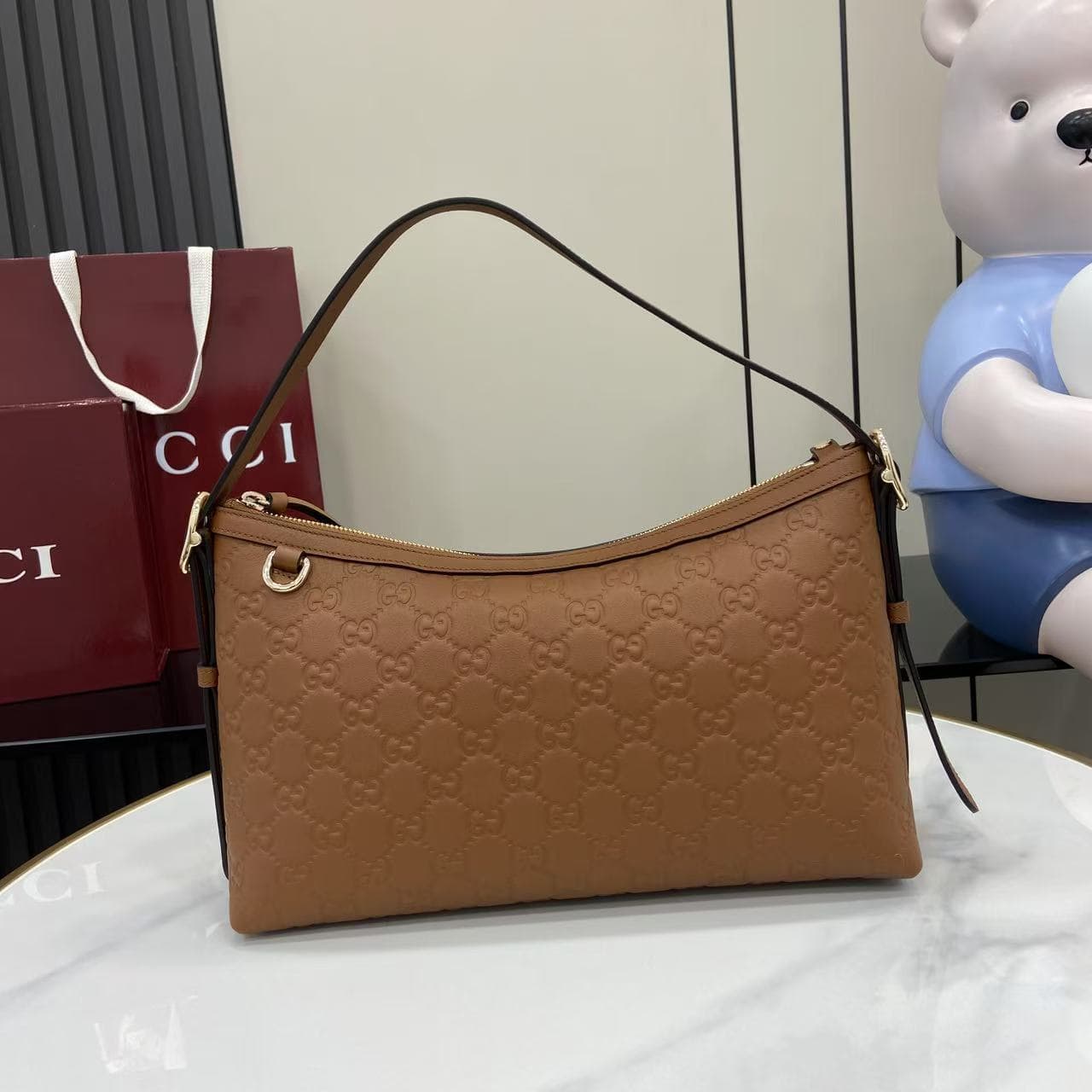 C4015 2025 Autumn-Winter collection; GG Emblem series presents a fresh interpretation of the brand’s enduring elegance and exquisite craftsmanship. This shoulder bag is made from GG embossed leather, showcasing a delicate texture. — image 1